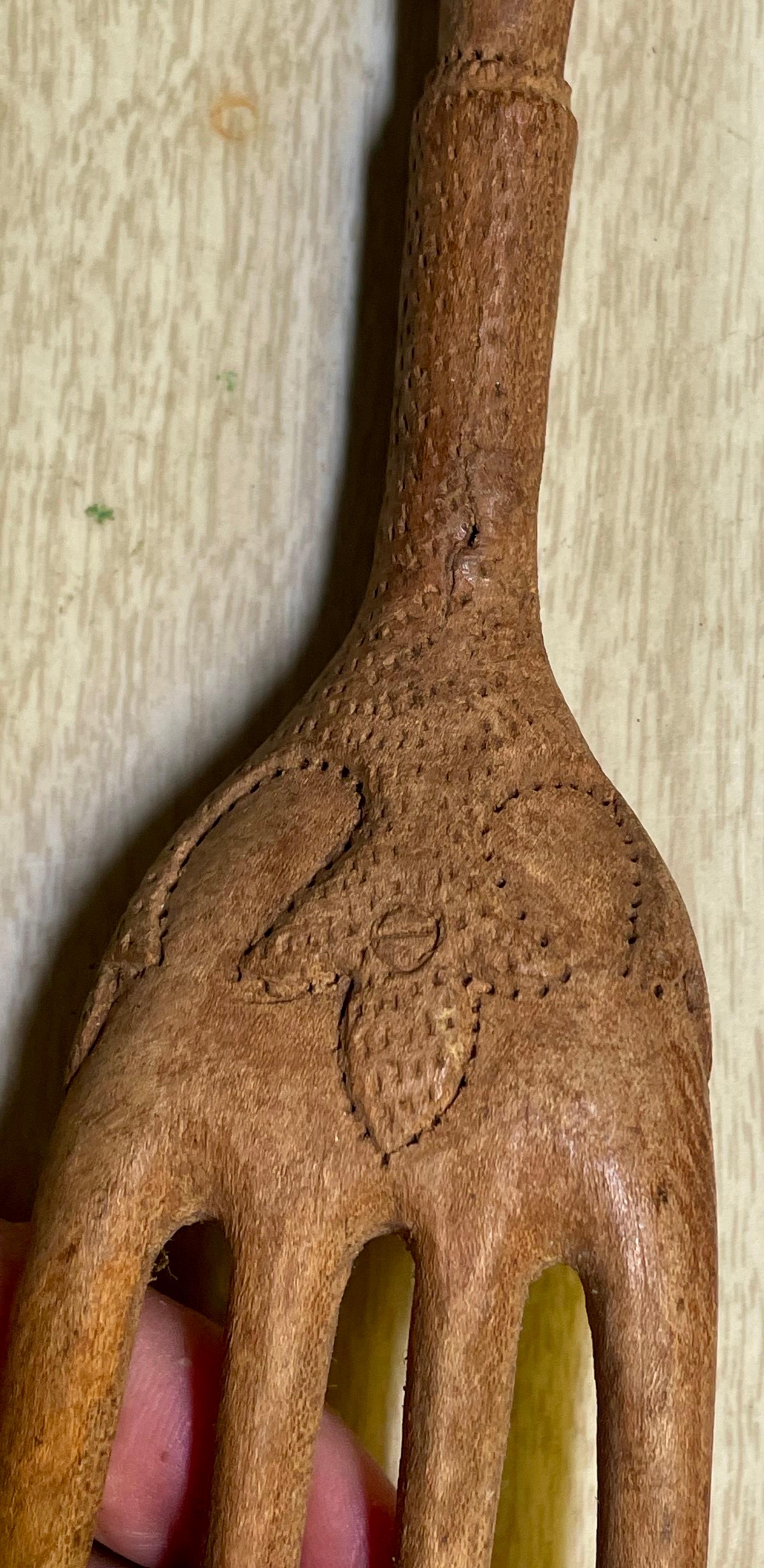 Cuchara y tenedor de ensalada franceses de mediados del siglo xx tallados a mano Pr Folk Art Claw Madera en venta