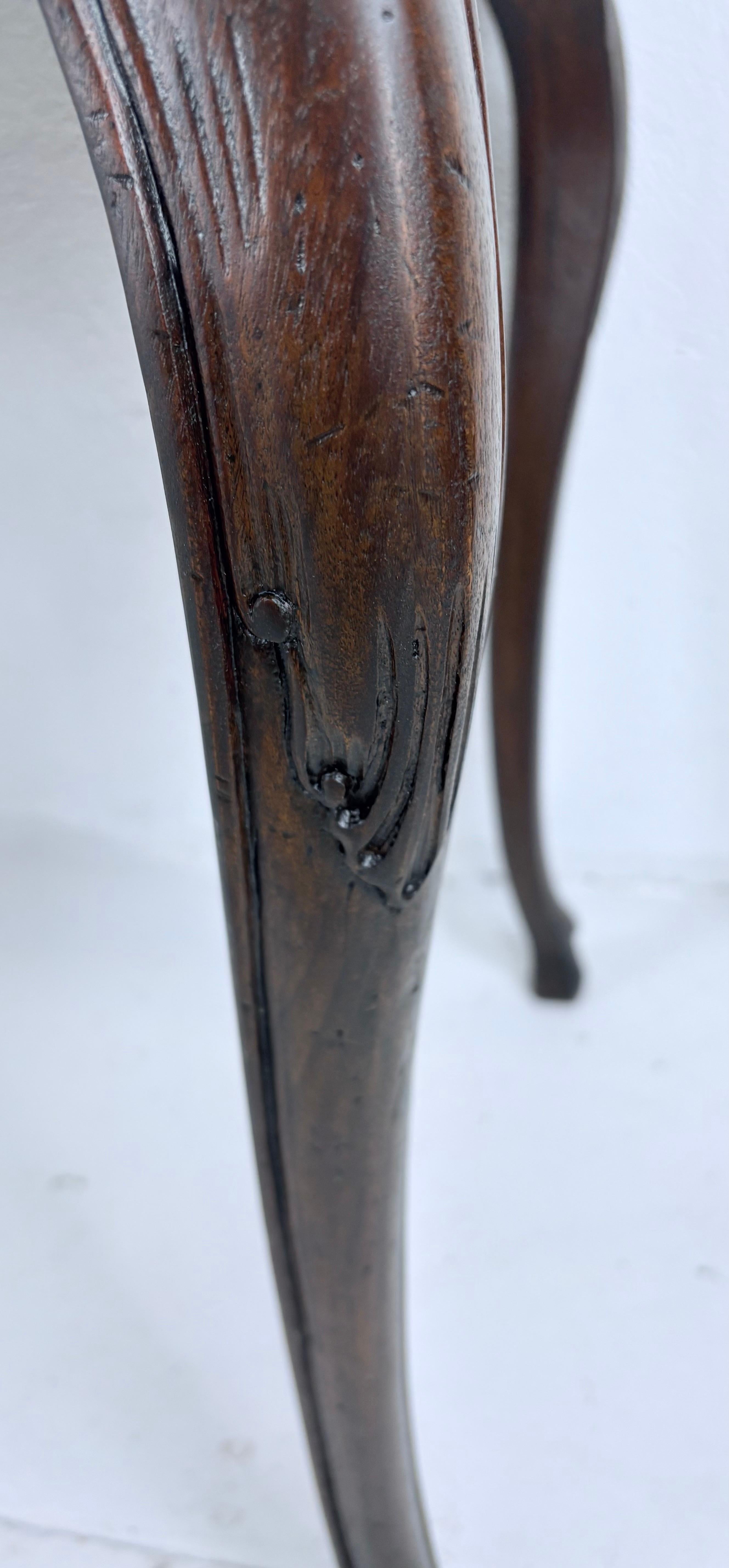 Scrivania della metà del XX secolo intagliata a mano di ispirazione country francese in vendita 5