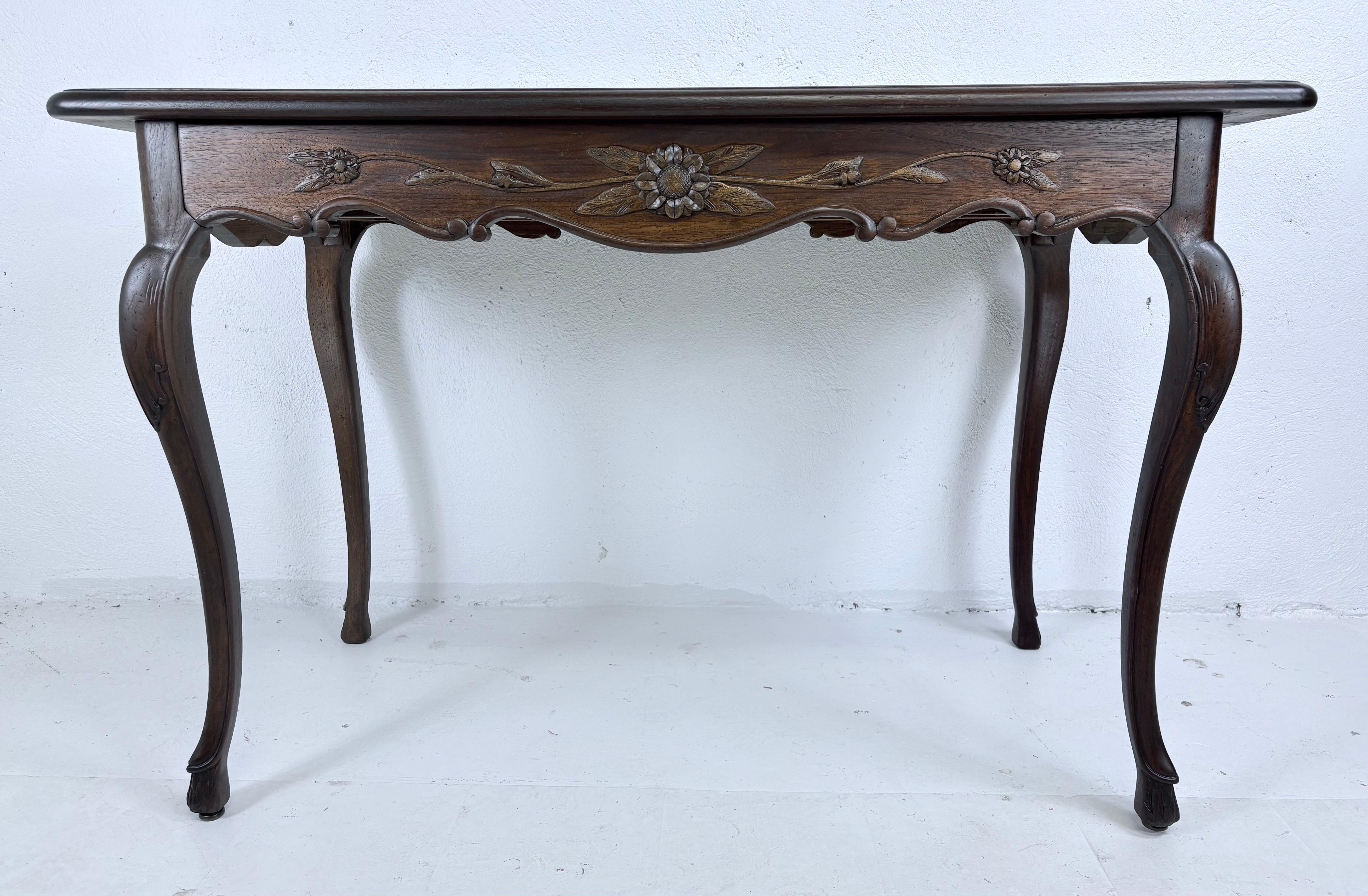 Scrivania della metà del XX secolo intagliata a mano di ispirazione country francese in vendita 6