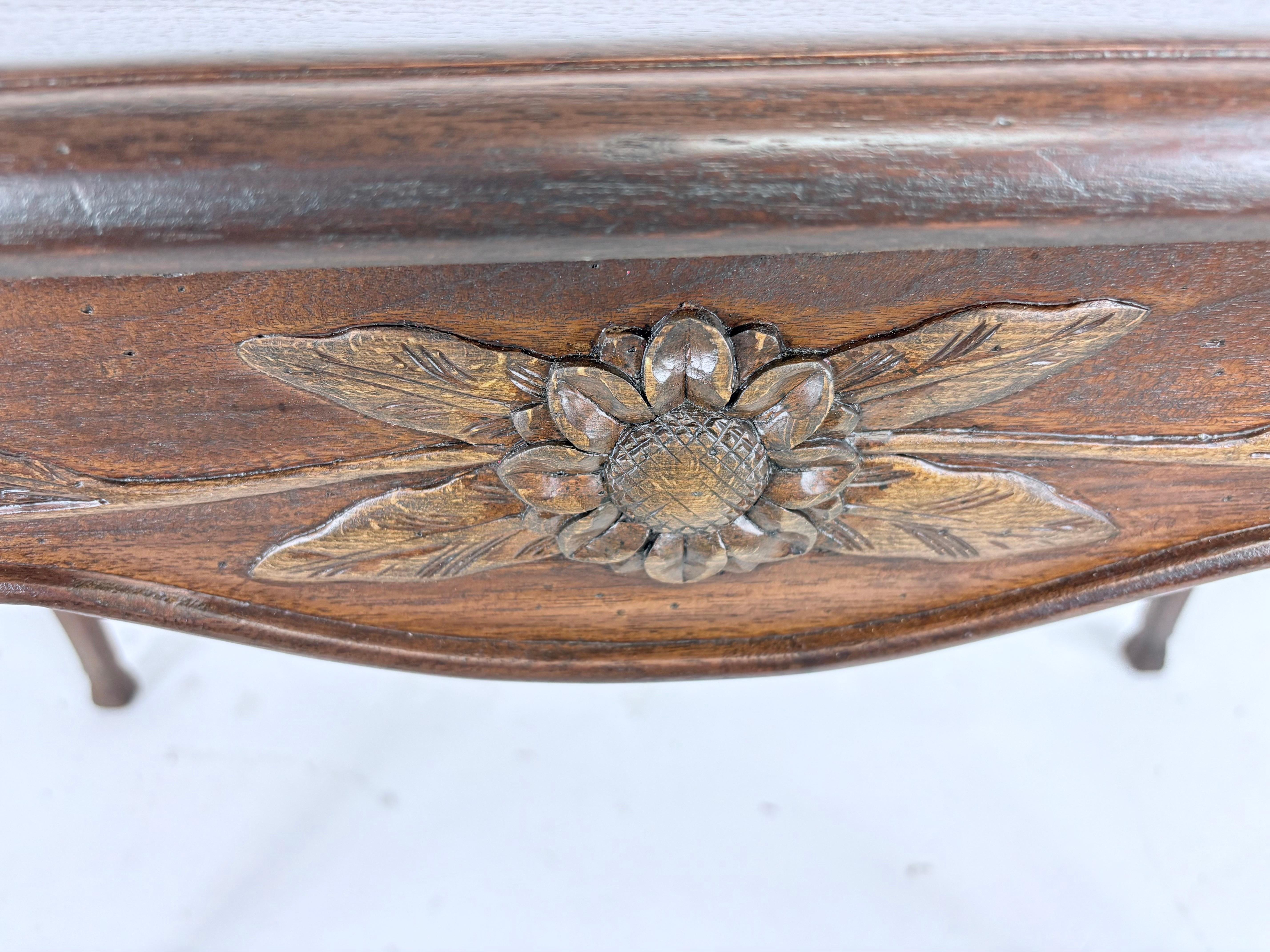 Si tratta di uno scrittoio di metà secolo intagliato a mano di ispirazione country francese. Questa scrivania in noce ha bellissime gambe morbide e ricurve intagliate a mano con intagli botanici intorno al grembiule. La scrivania è stata