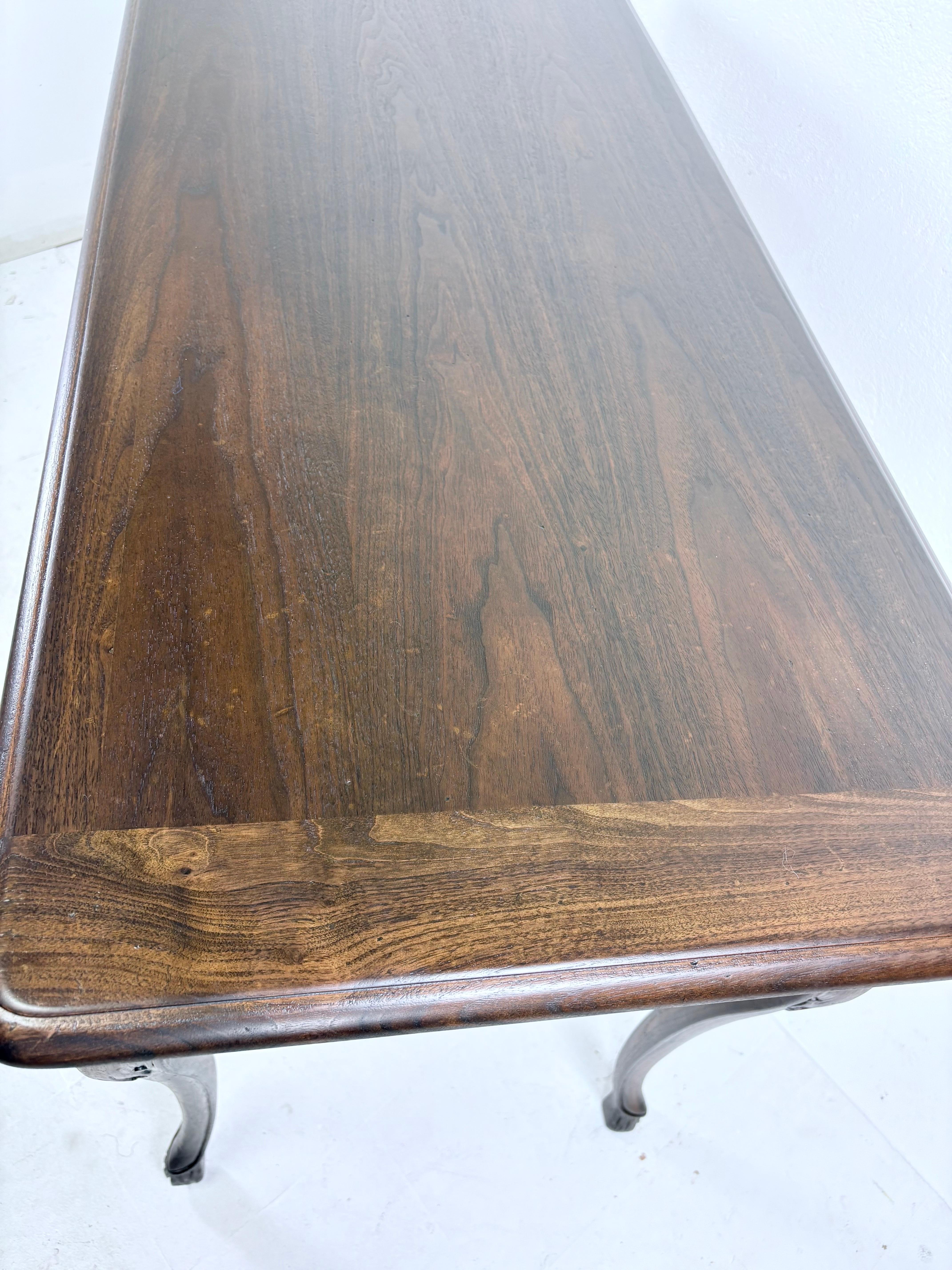 Scrivania della metà del XX secolo intagliata a mano di ispirazione country francese In condizioni buone in vendita a Allentown, PA