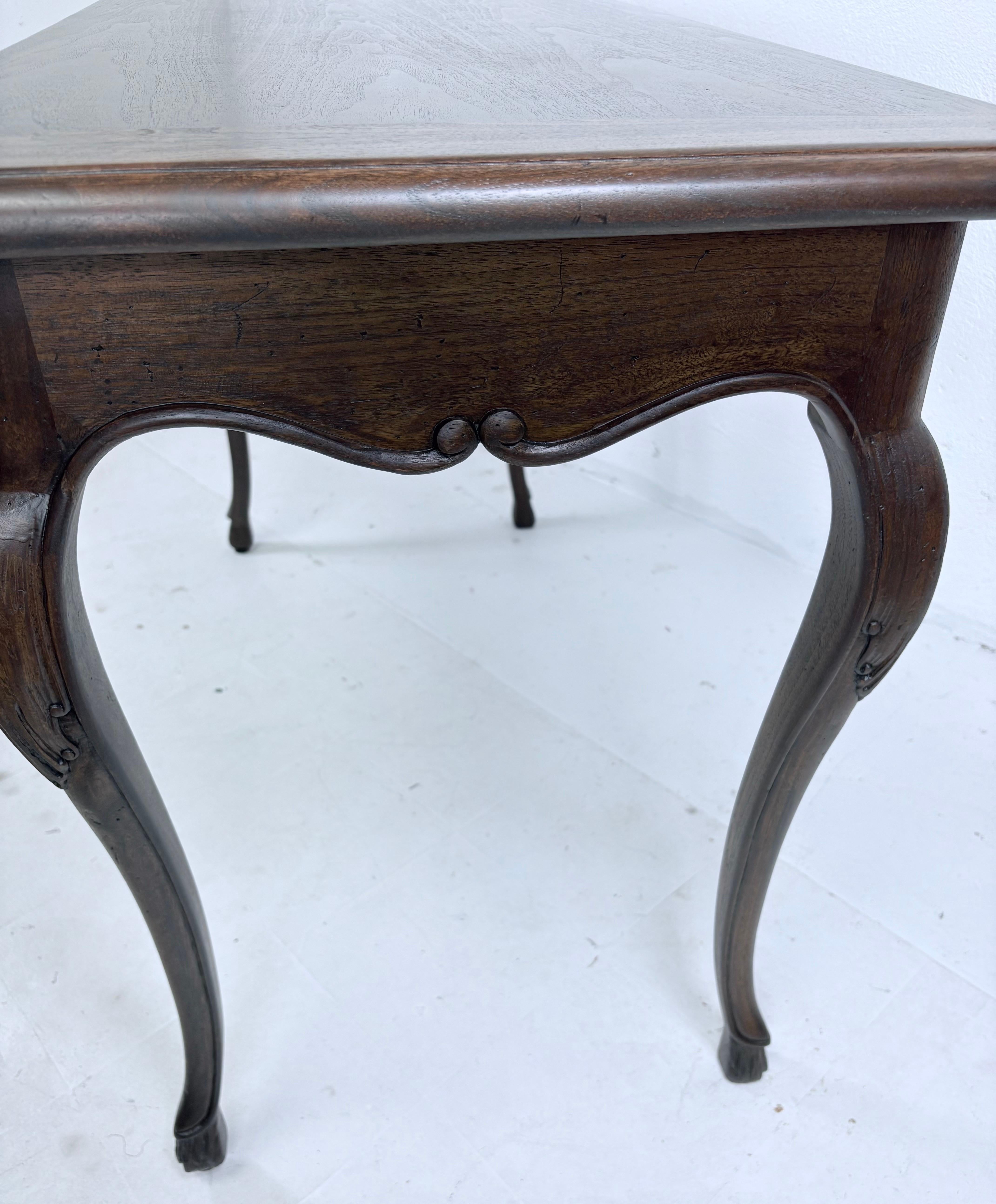 Metà XX secolo Scrivania della metà del XX secolo intagliata a mano di ispirazione country francese in vendita