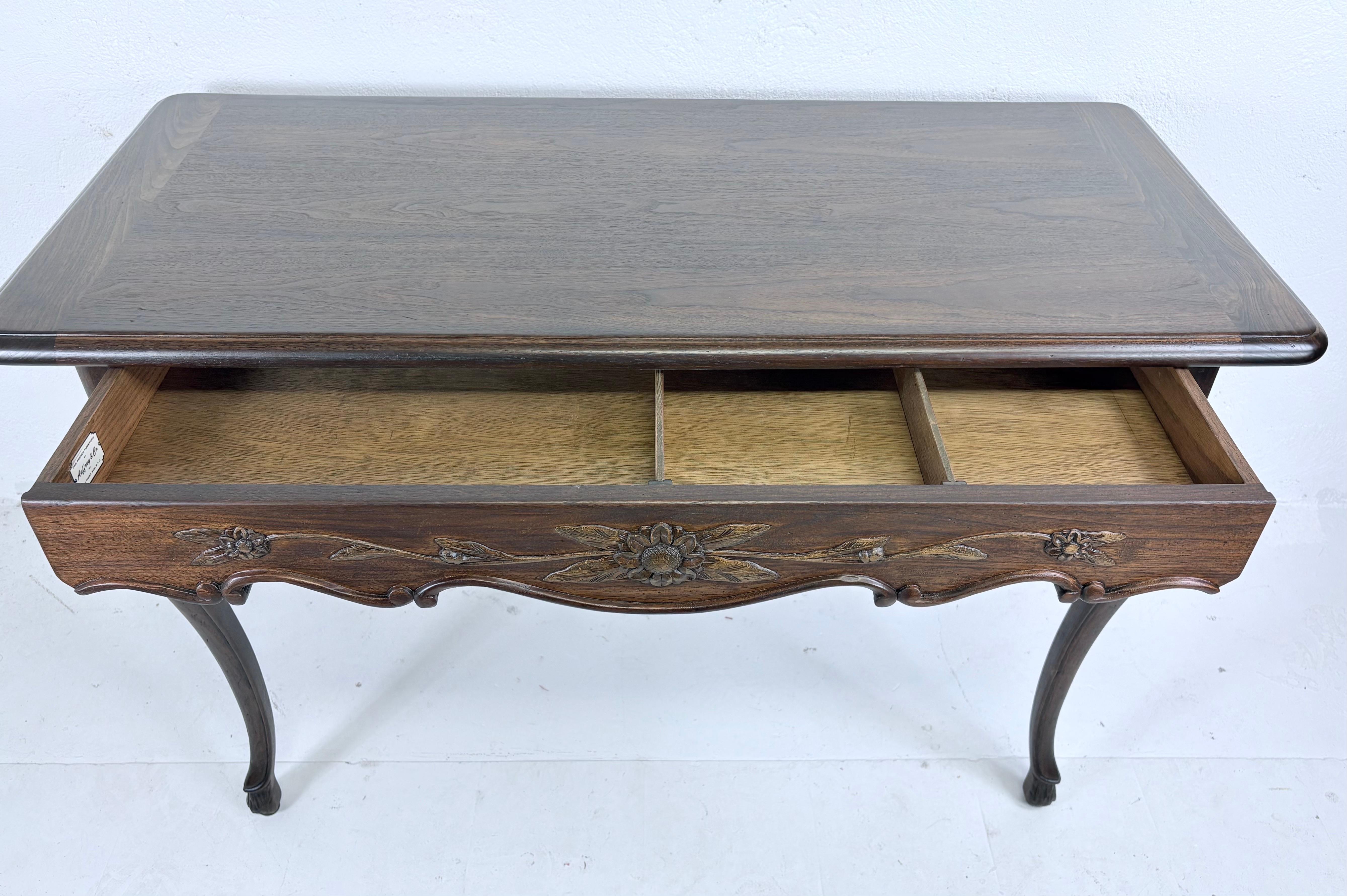 Noce Scrivania della metà del XX secolo intagliata a mano di ispirazione country francese in vendita