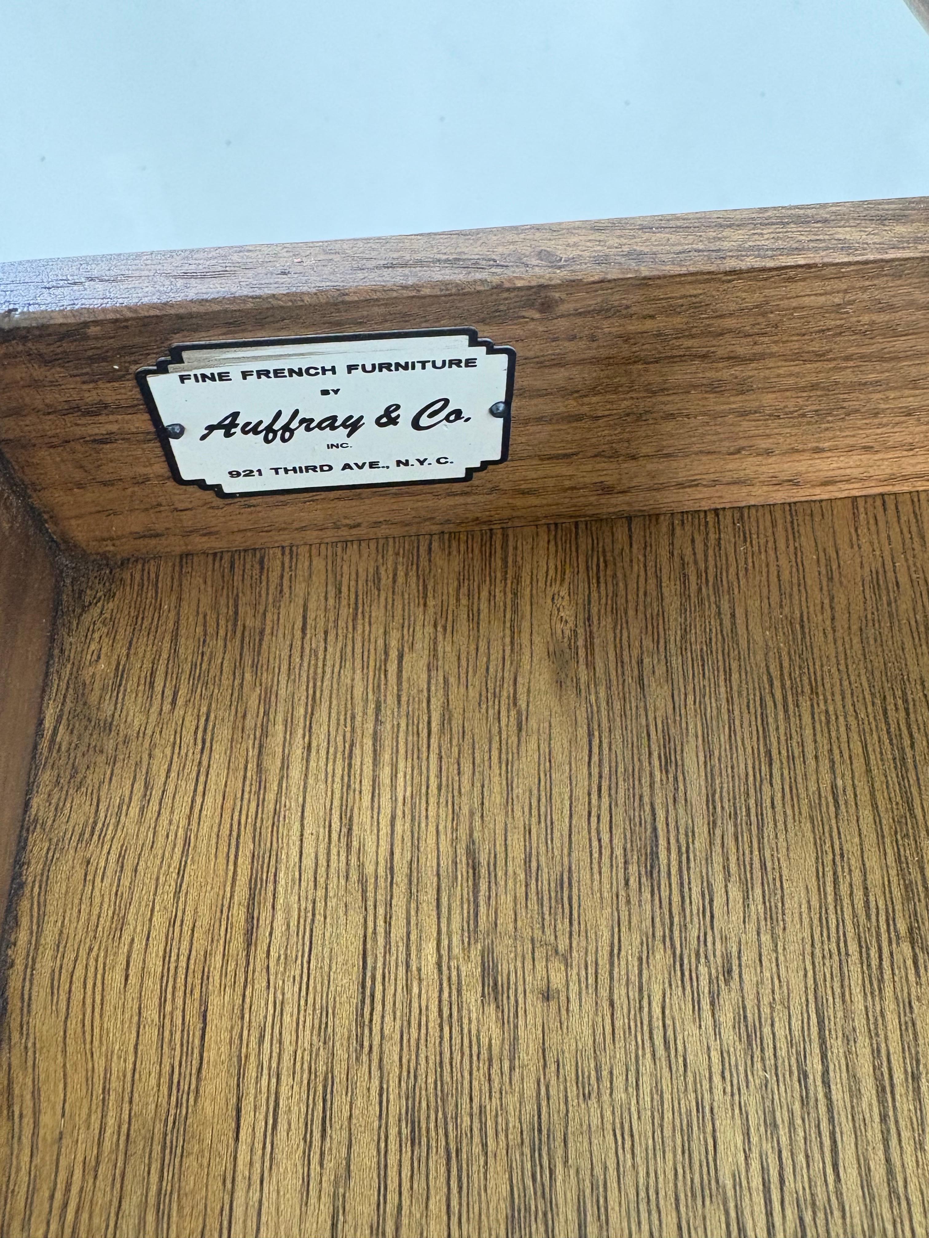 Scrivania della metà del XX secolo intagliata a mano di ispirazione country francese in vendita 1