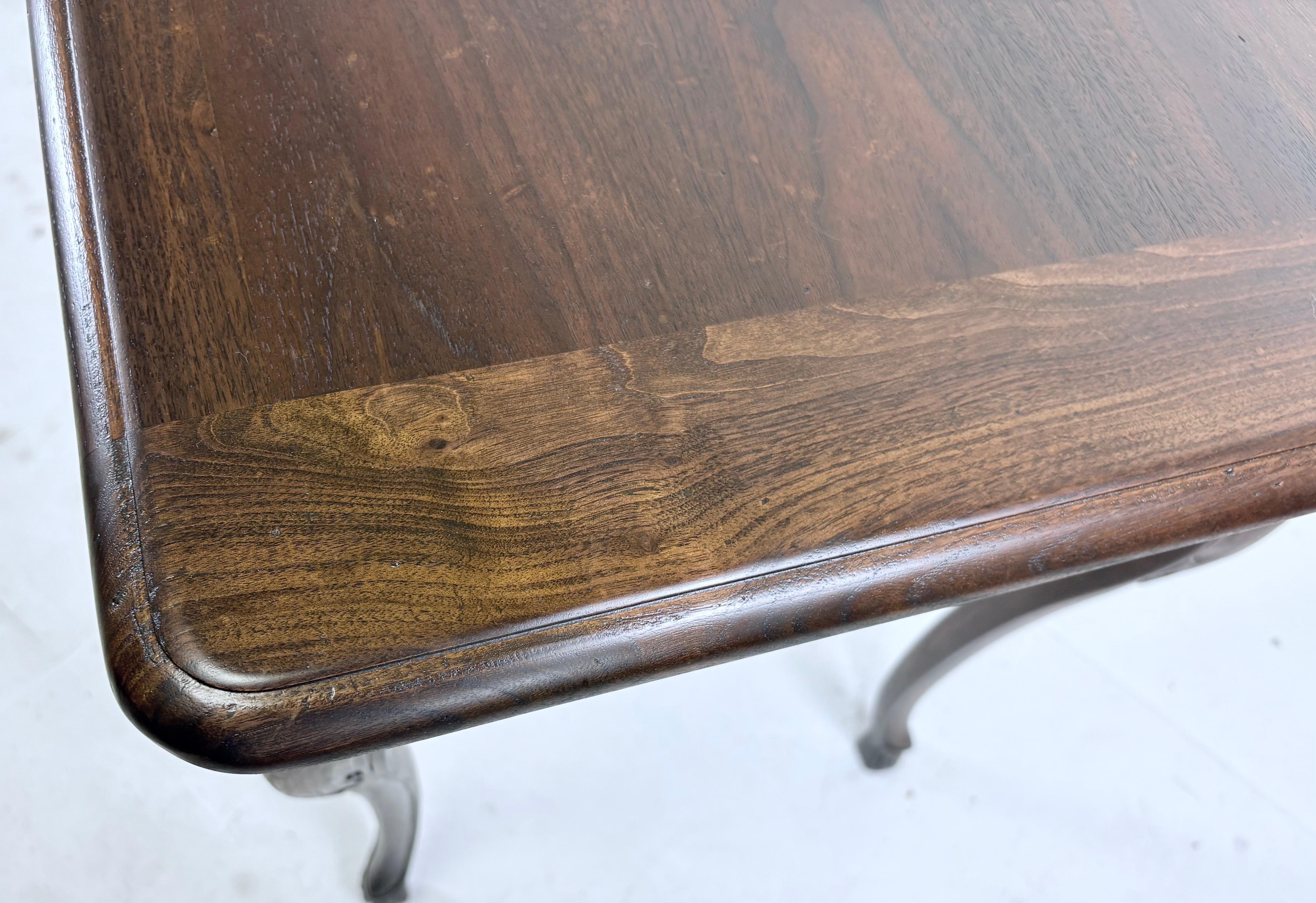 Scrivania della metà del XX secolo intagliata a mano di ispirazione country francese in vendita 2