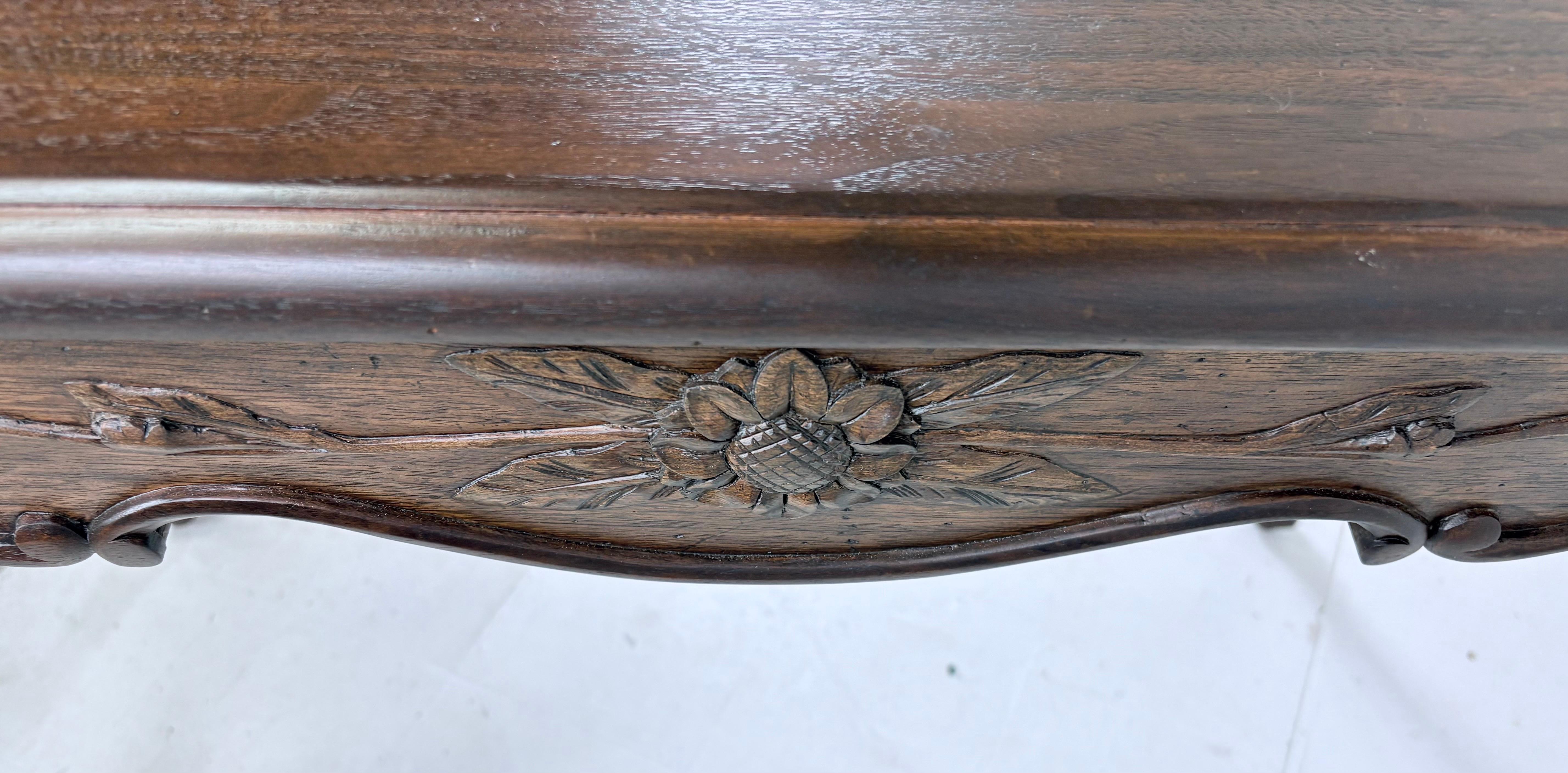 Scrivania della metà del XX secolo intagliata a mano di ispirazione country francese in vendita 3