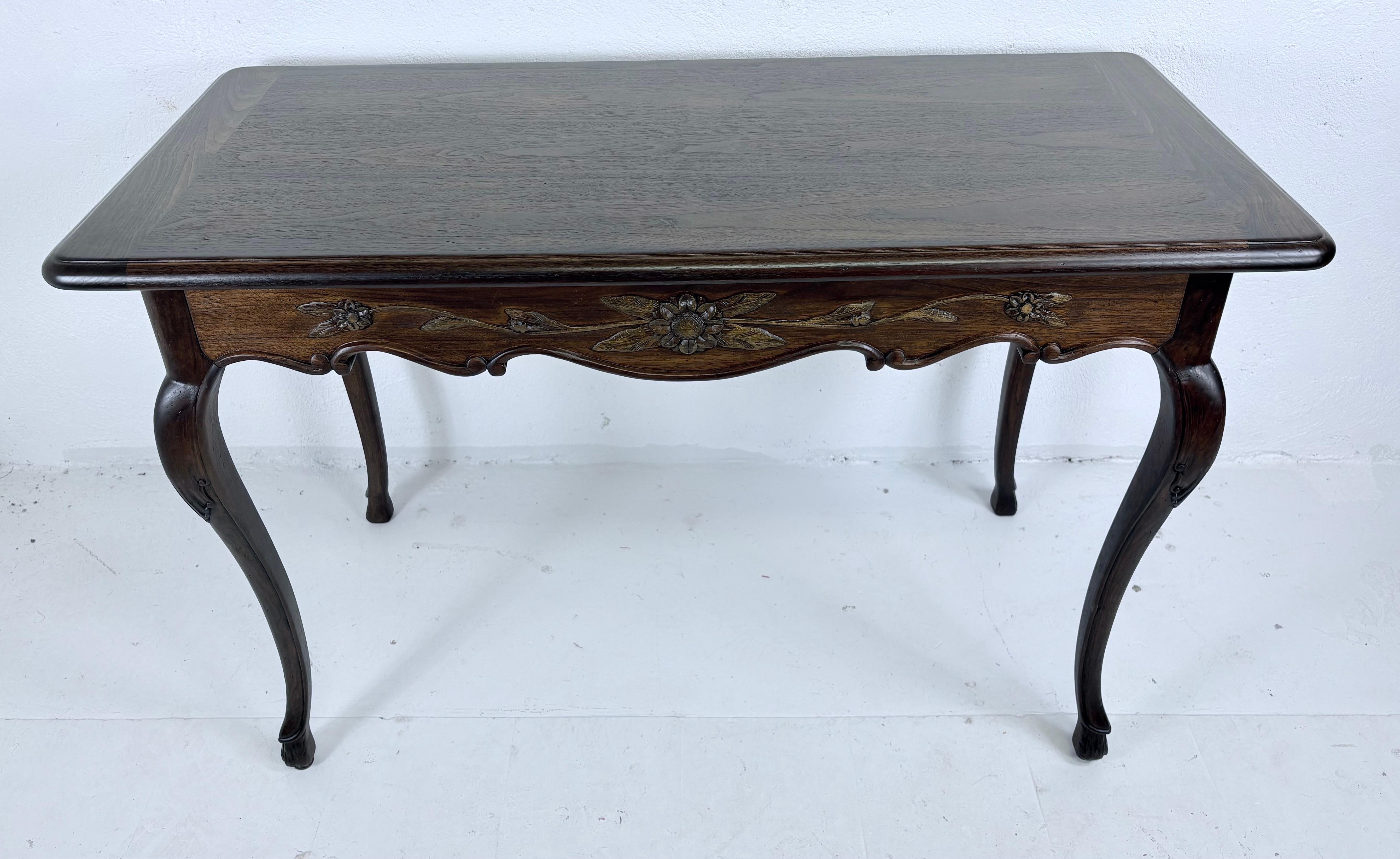 Scrivania della metà del XX secolo intagliata a mano di ispirazione country francese in vendita 4