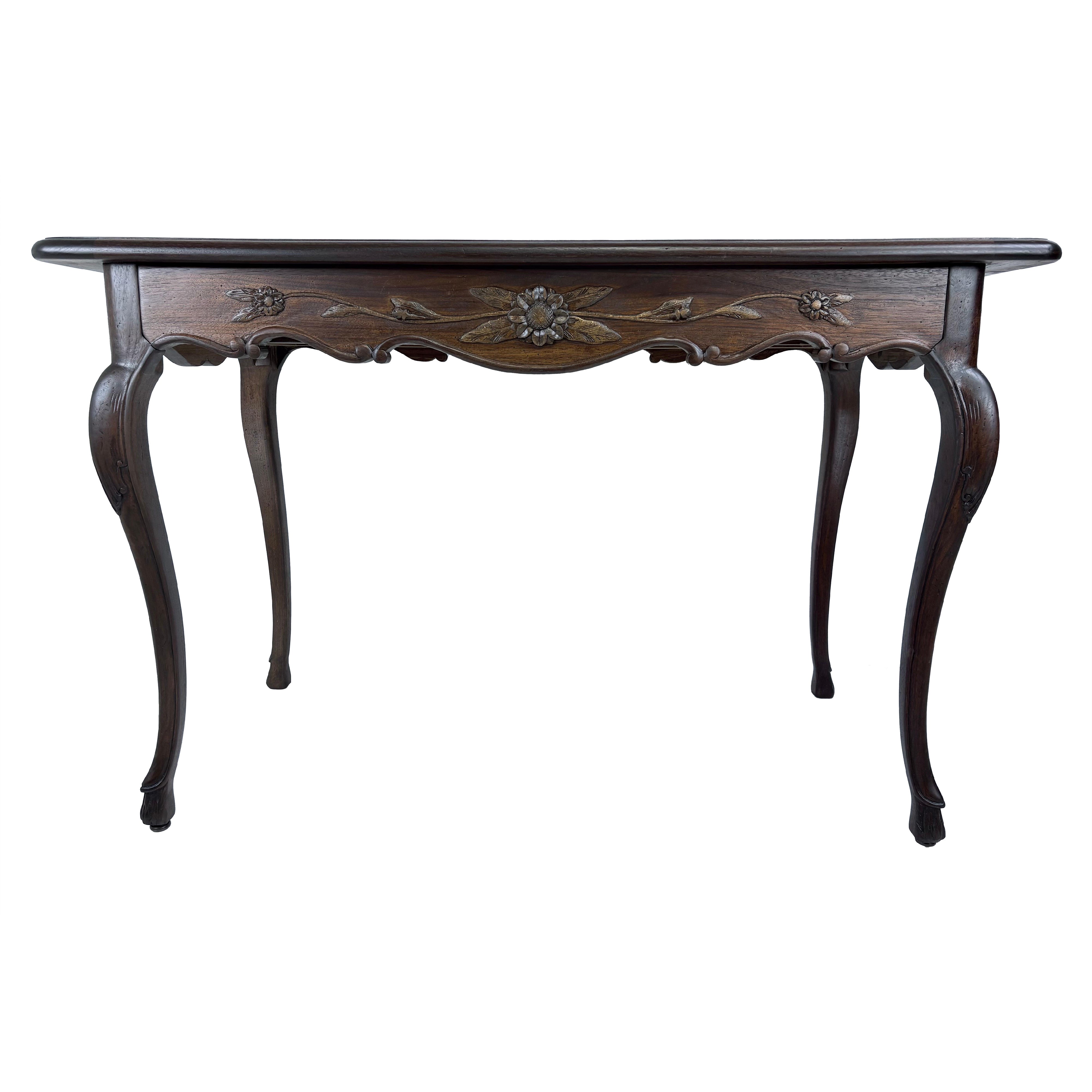 Scrivania della metà del XX secolo intagliata a mano di ispirazione country francese in vendita