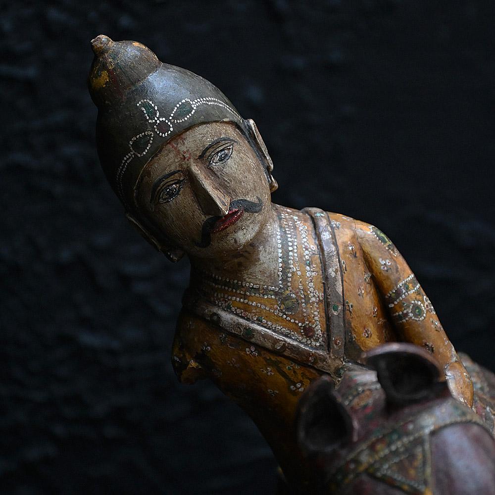 Mitte des 20. Jahrhunderts handgeschnitzte Indianerfigur (Indisch) im Angebot