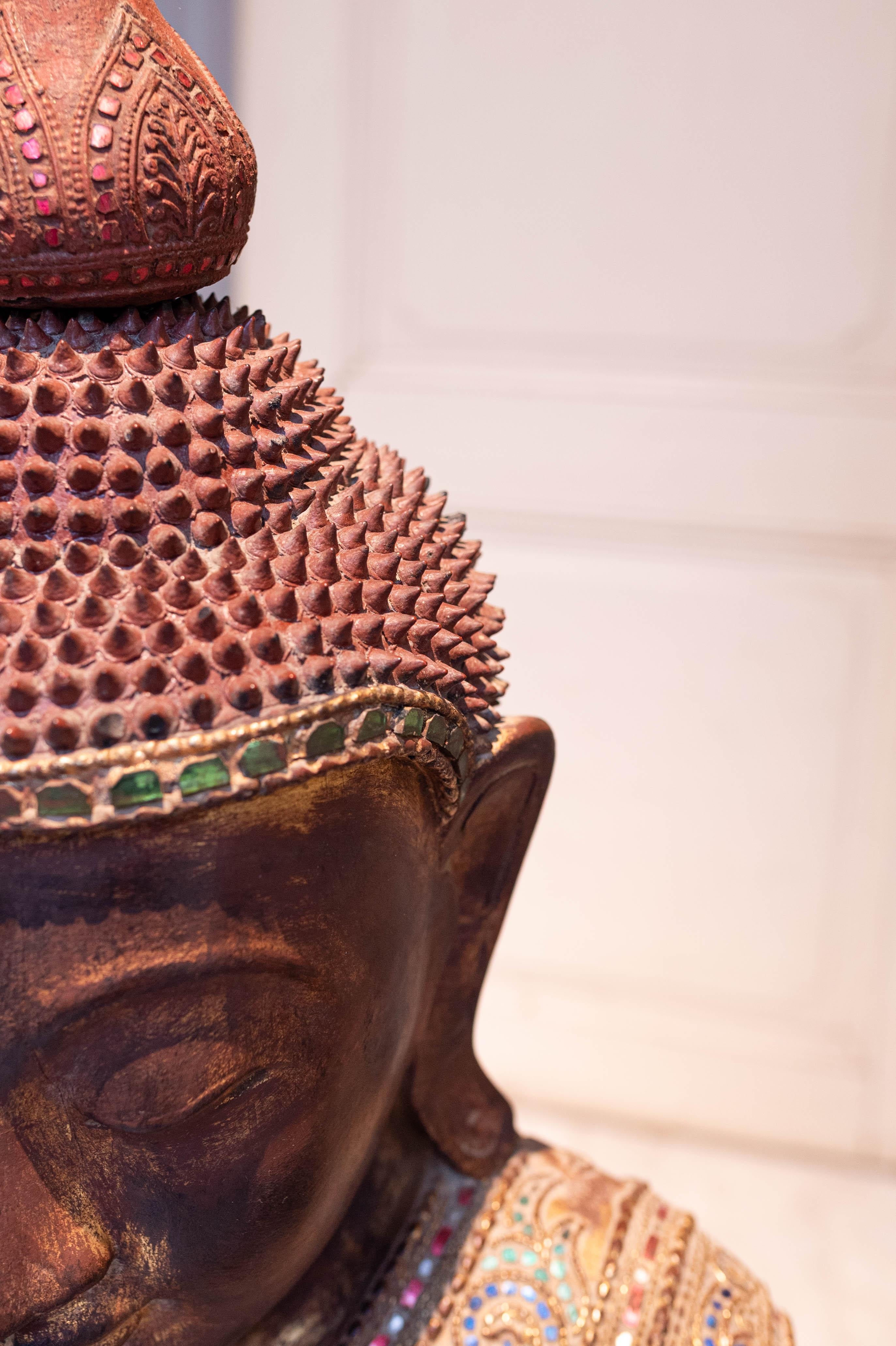 Mid 20th century hand-carved sitting Buddha from Myanmar in teakwood In Good Condition For Sale In Oostende, BE