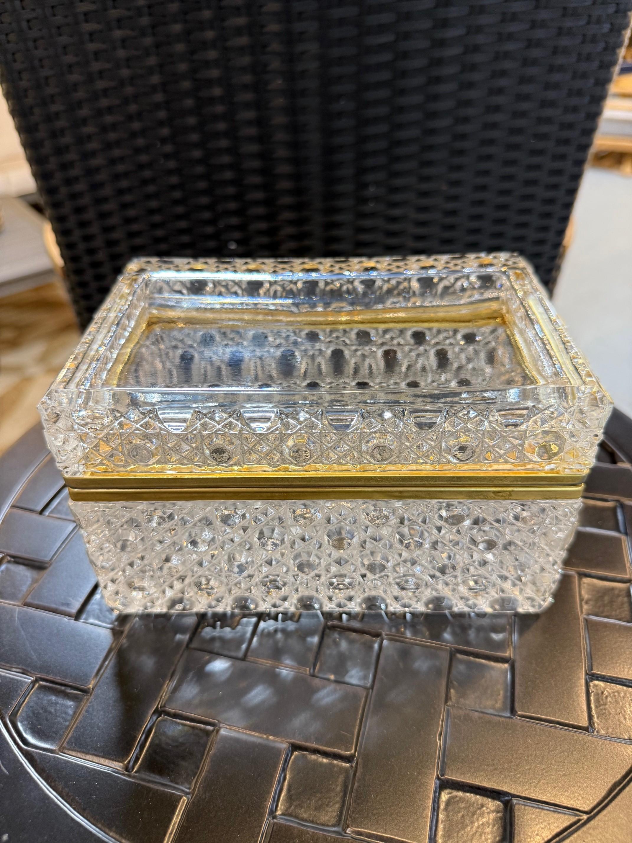 Allemand Boîte à bijoux en cristal de plomb taillé à la main du milieu du 20e siècle ou boîte à vêtements allemande en vente