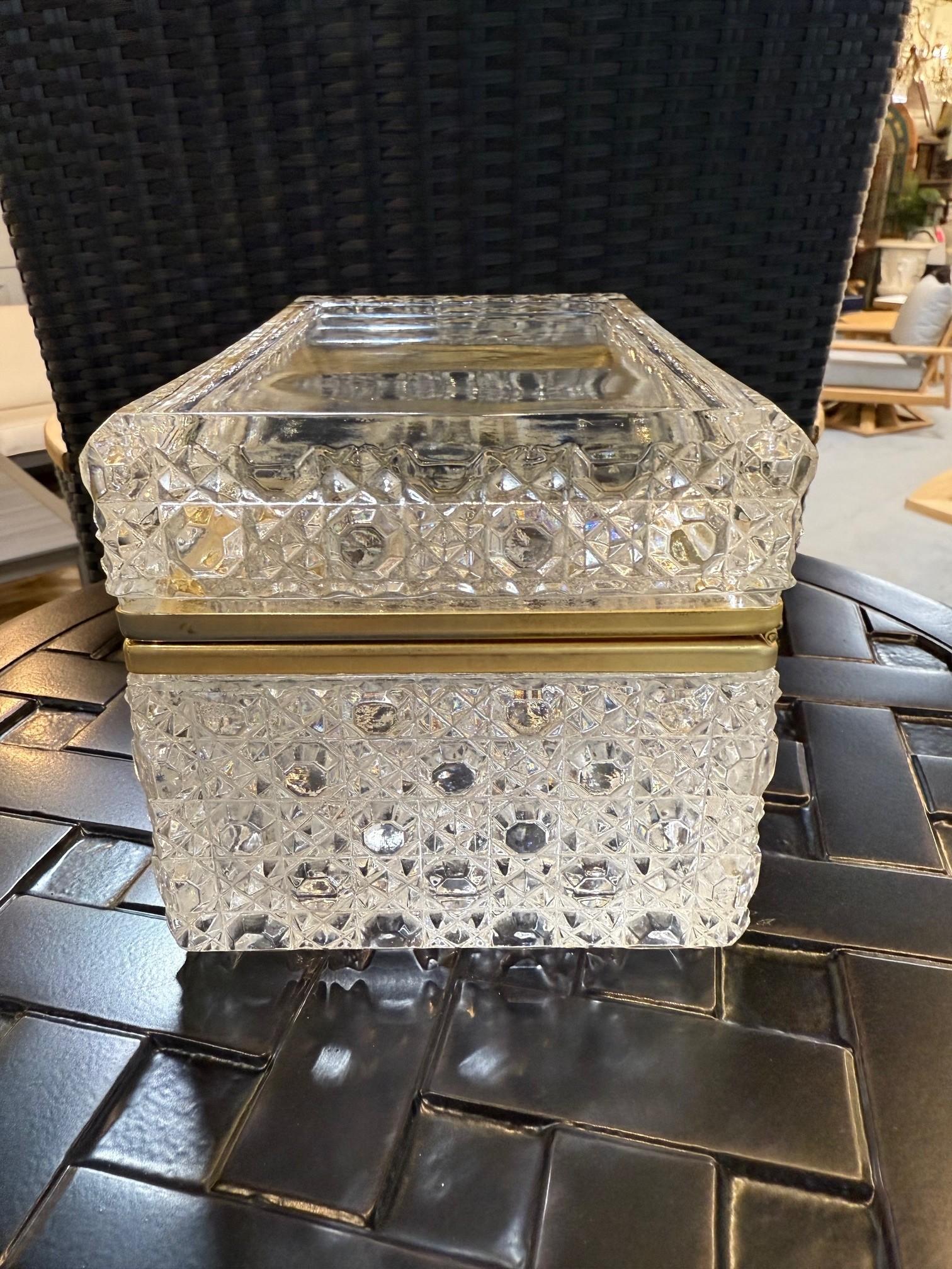 Boîte à bijoux en cristal de plomb taillé à la main du milieu du 20e siècle ou boîte à vêtements allemande Bon état - En vente à Stamford, CT