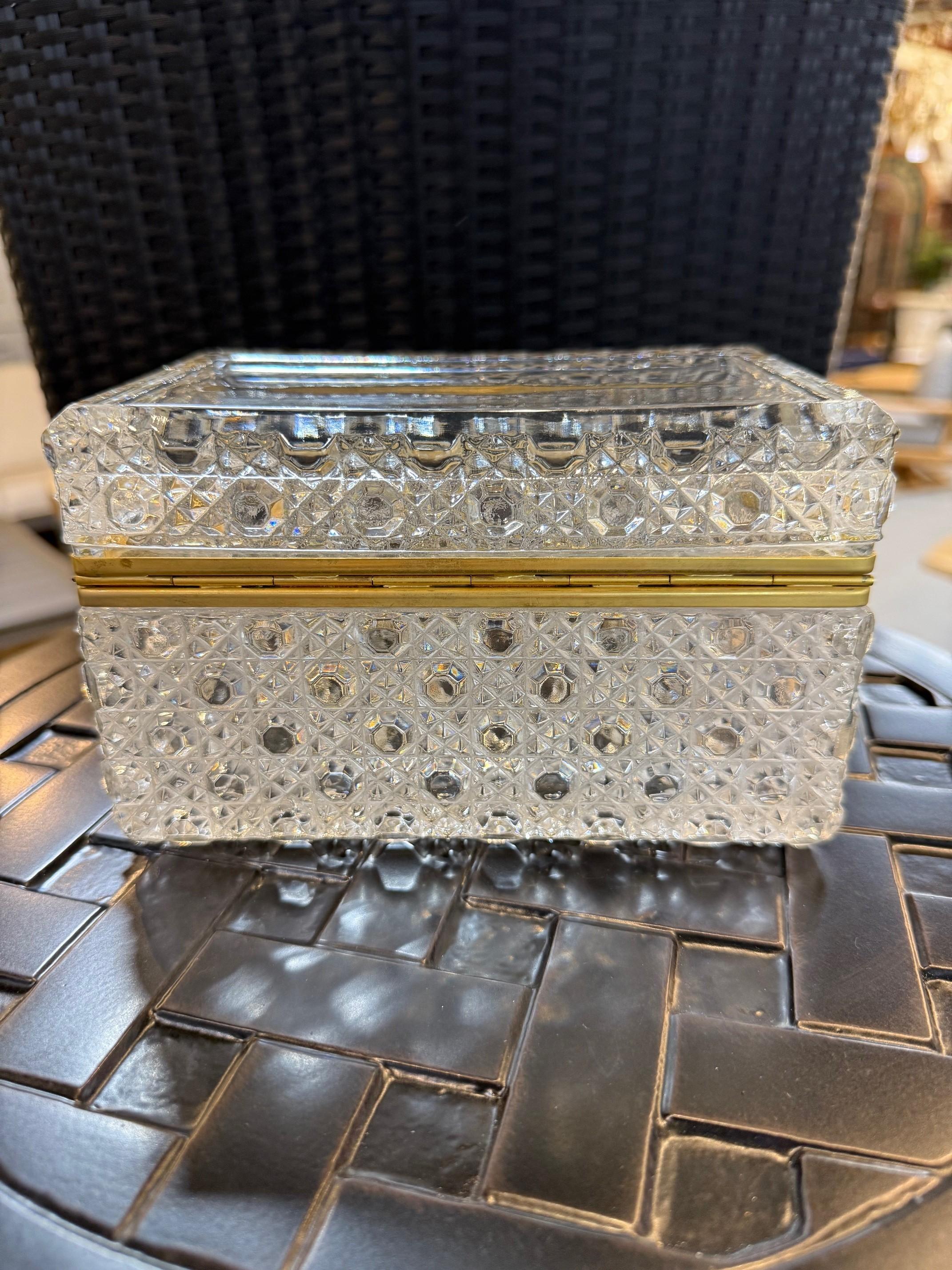 20ième siècle Boîte à bijoux en cristal de plomb taillé à la main du milieu du 20e siècle ou boîte à vêtements allemande en vente