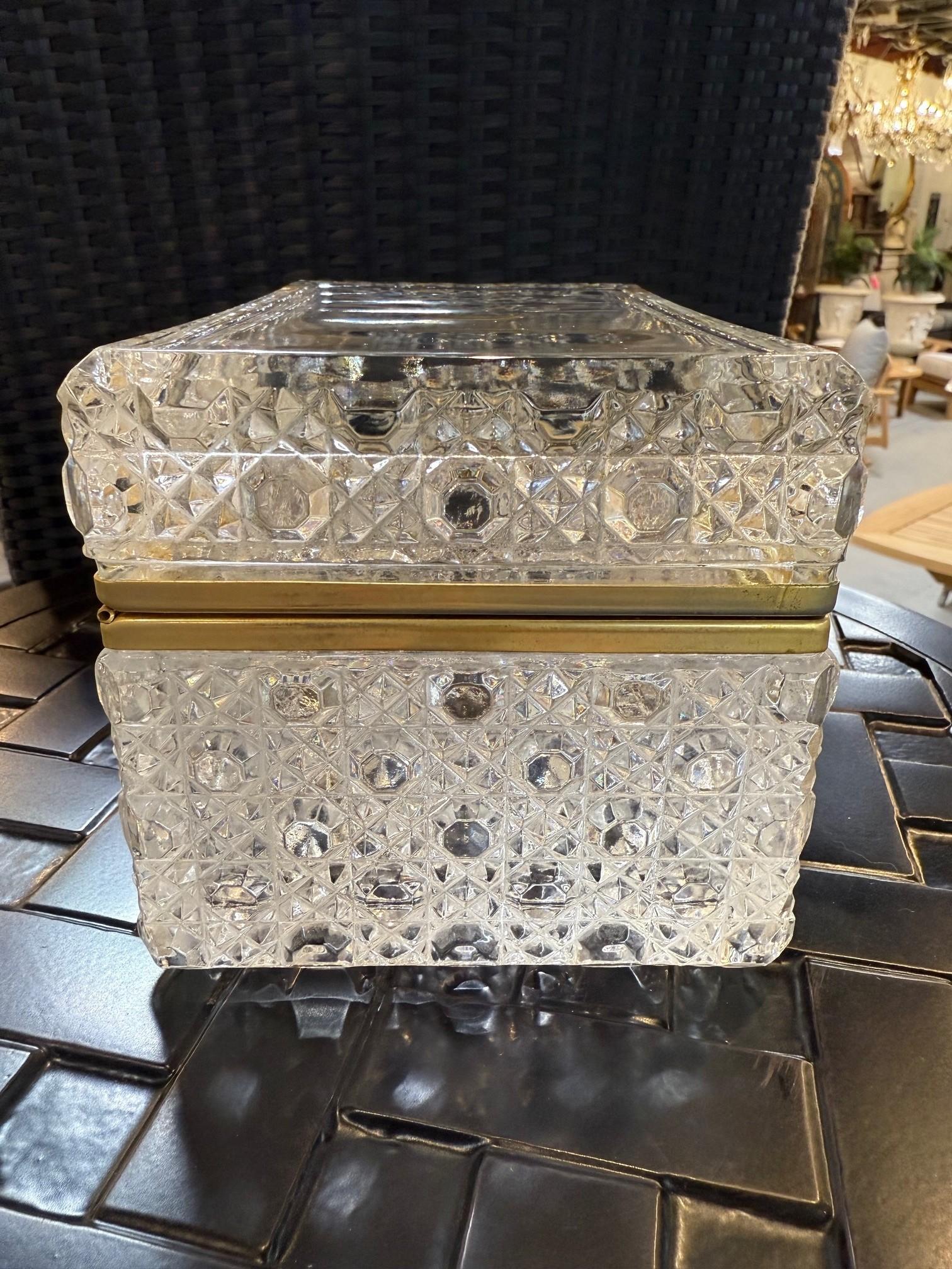 Cristal Boîte à bijoux en cristal de plomb taillé à la main du milieu du 20e siècle ou boîte à vêtements allemande en vente