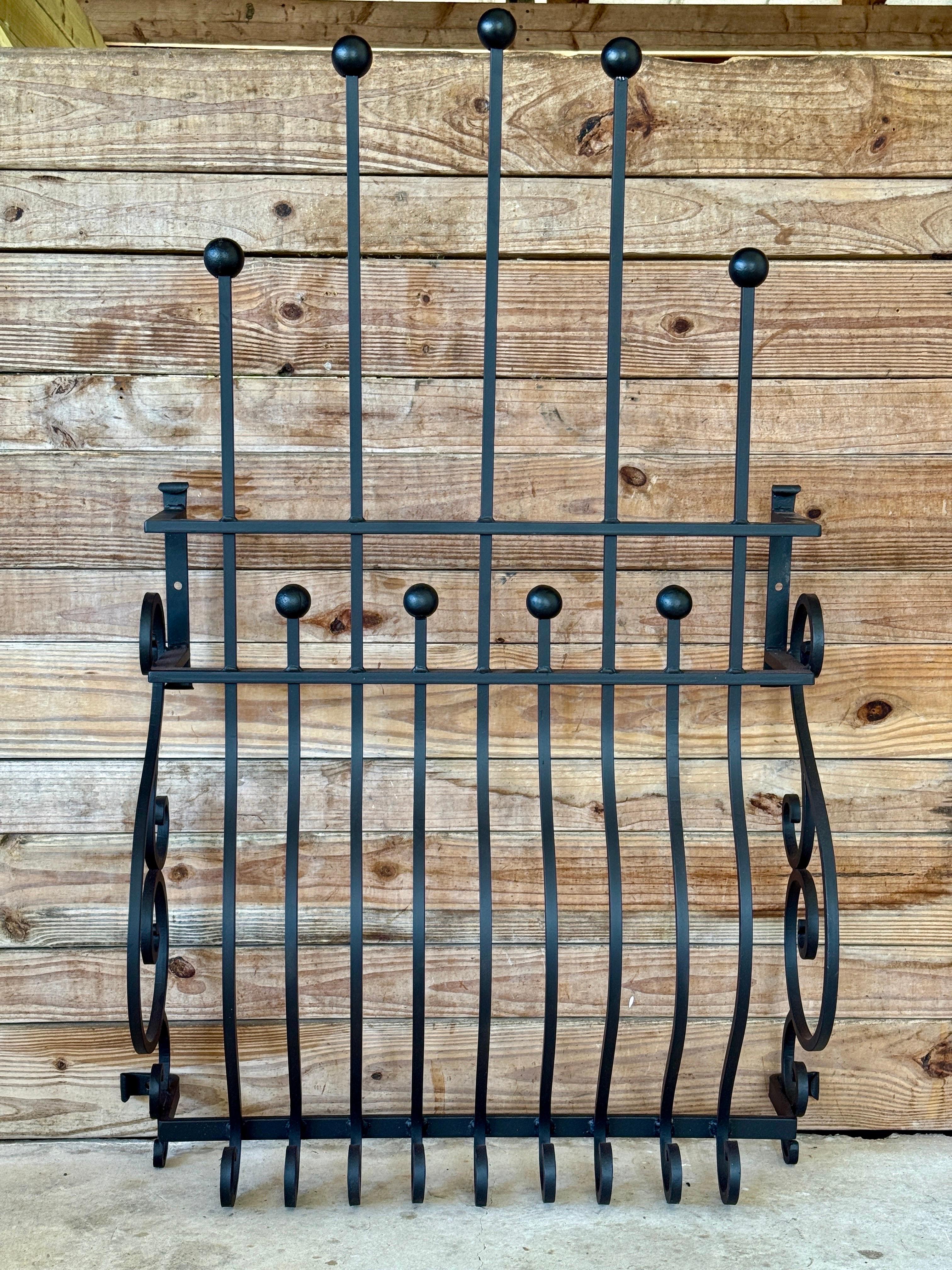 Mitte des 20. Jahrhunderts handgeschmiedetes Eisen-Fenstergitter mit skulpturalem Schnörkelwerk im Angebot 6