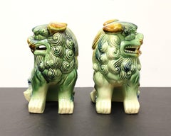 Cani Foo in ceramica dipinti a mano della metà del XX secolo - Coppia