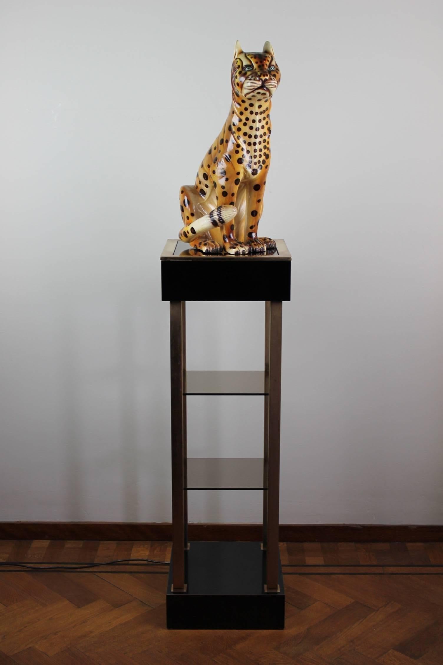 Elegant sitting vintage ceramic female cheetah cat - leopard figurine, animal statue with blue eyes and natural colors. Dates from the 1960s.
Stylish hand-painted big cheetah figurine to present on a sideboard, showcase, buffet or to use as a floor