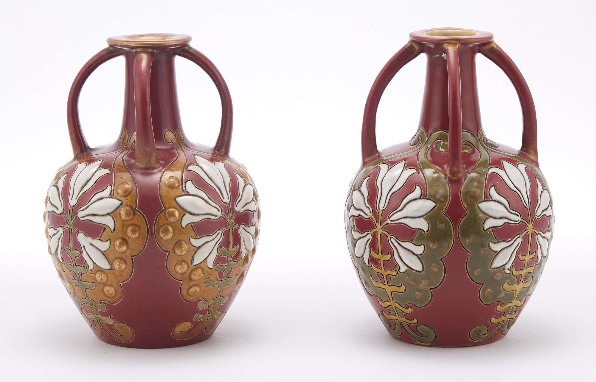 Vernissé Paire de vases décoratifs peints à la main et décorés au milieu du 20e siècle en vente
