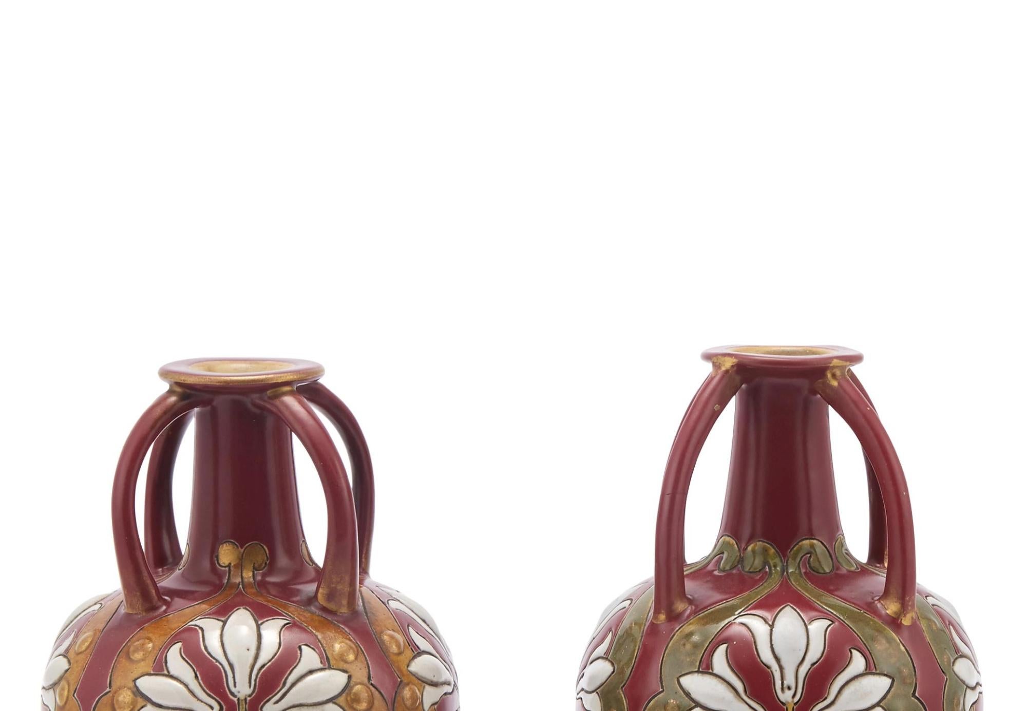 Paire de vases décoratifs peints à la main et décorés au milieu du 20e siècle Bon état - En vente à Tarry Town, NY