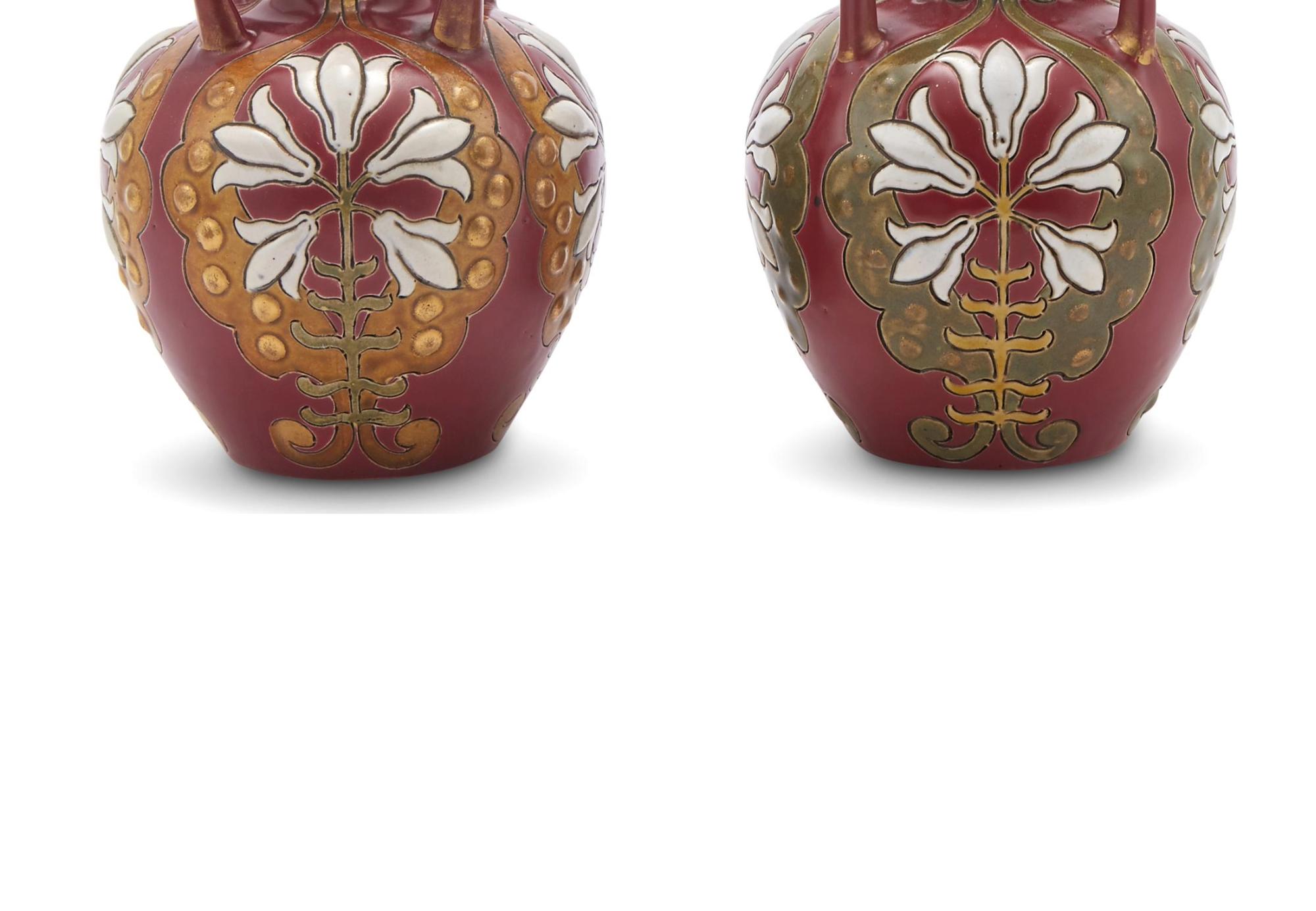 20ième siècle Paire de vases décoratifs peints à la main et décorés au milieu du 20e siècle en vente
