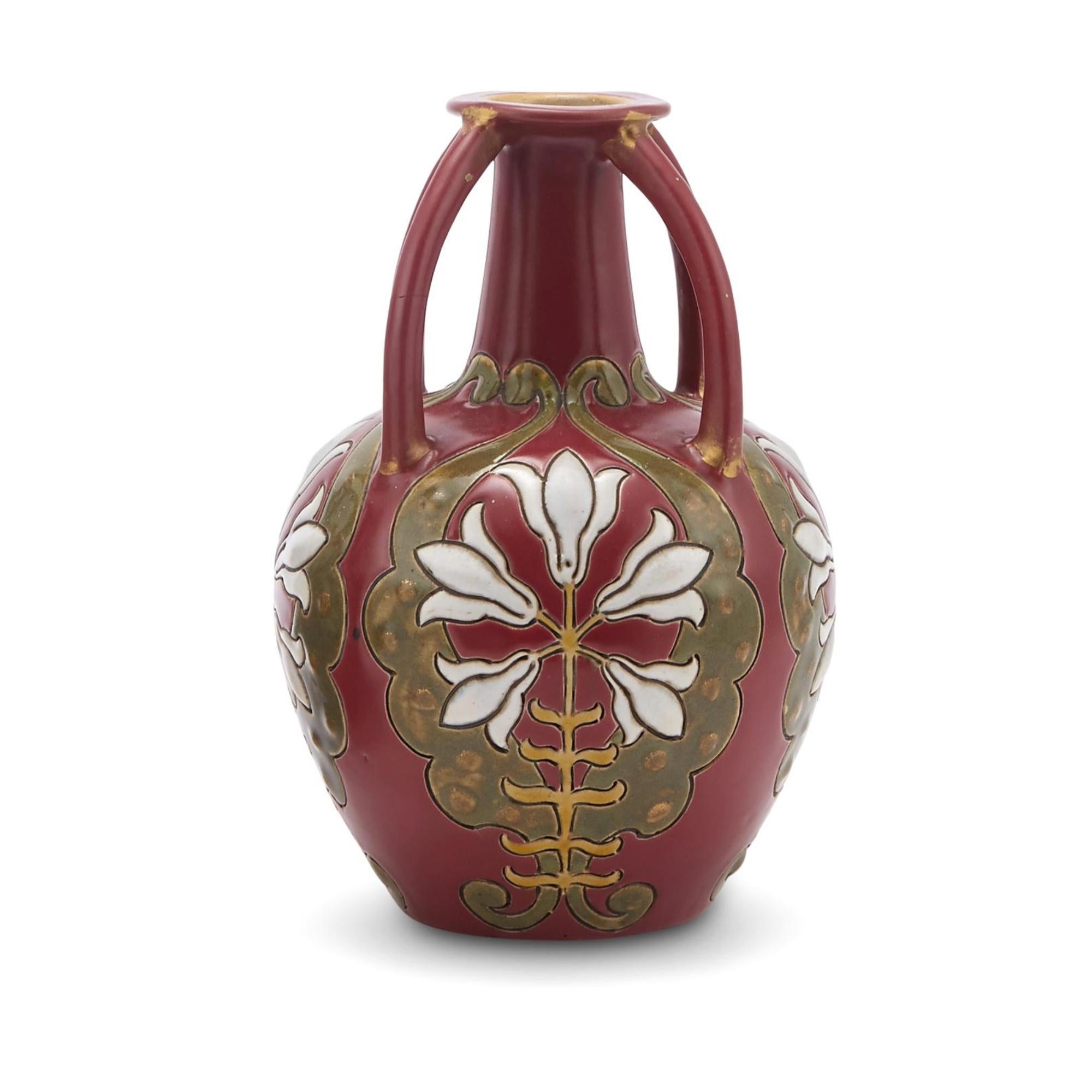 Poteries Paire de vases décoratifs peints à la main et décorés au milieu du 20e siècle en vente