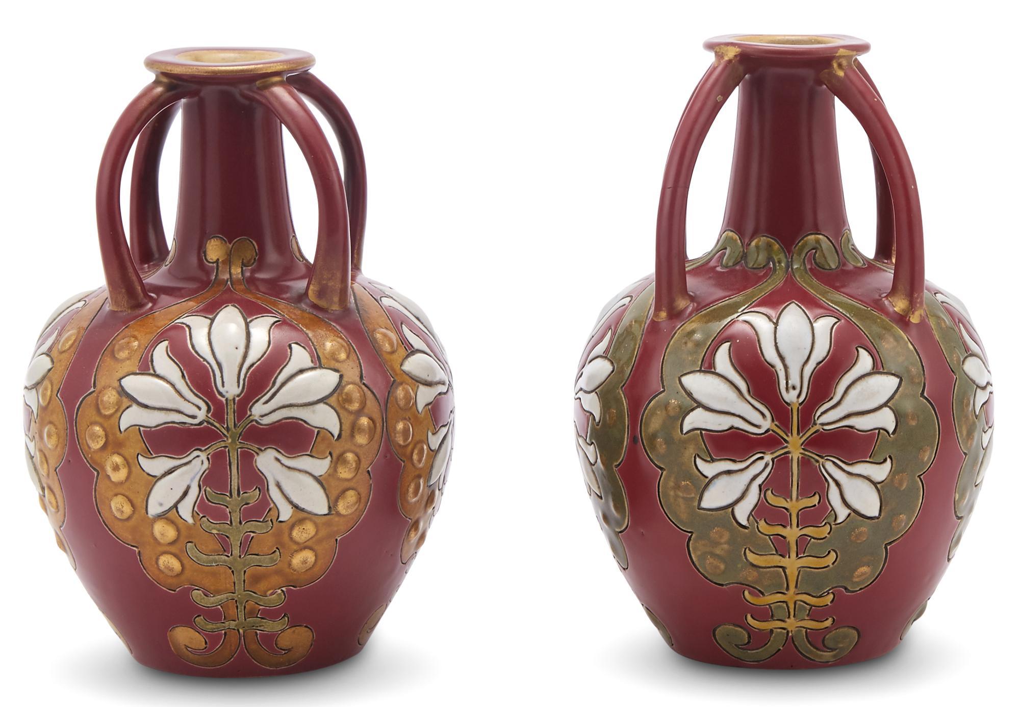 Paire de vases décoratifs peints à la main et décorés au milieu du 20e siècle en vente 3