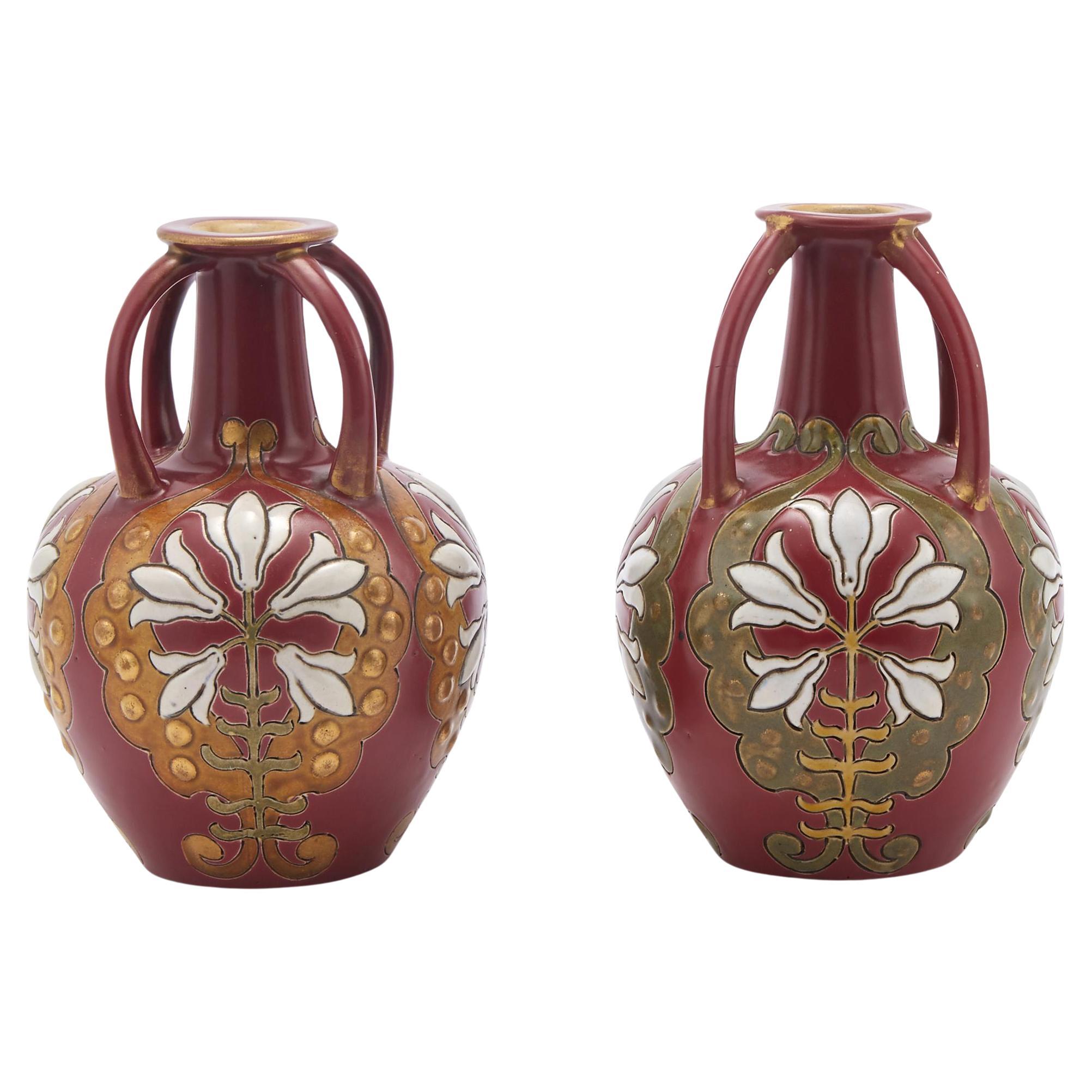Paire de vases décoratifs peints à la main et décorés au milieu du 20e siècle