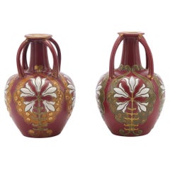 Paire de vases décoratifs peints à la main et décorés au milieu du 20e siècle