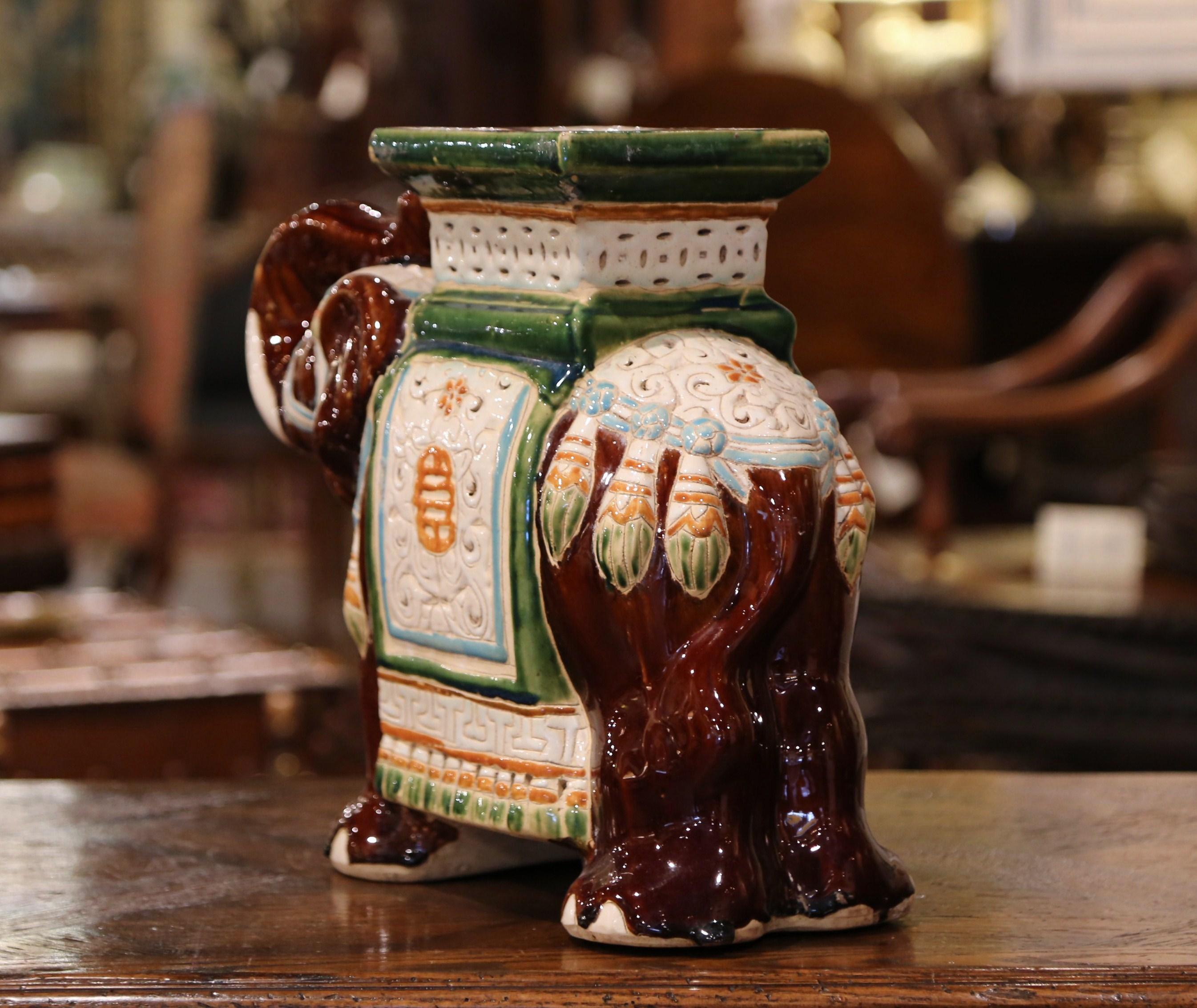 Fait main Siège de jardin en faïence peint à la main en forme d'éléphant, milieu du XXe siècle en vente