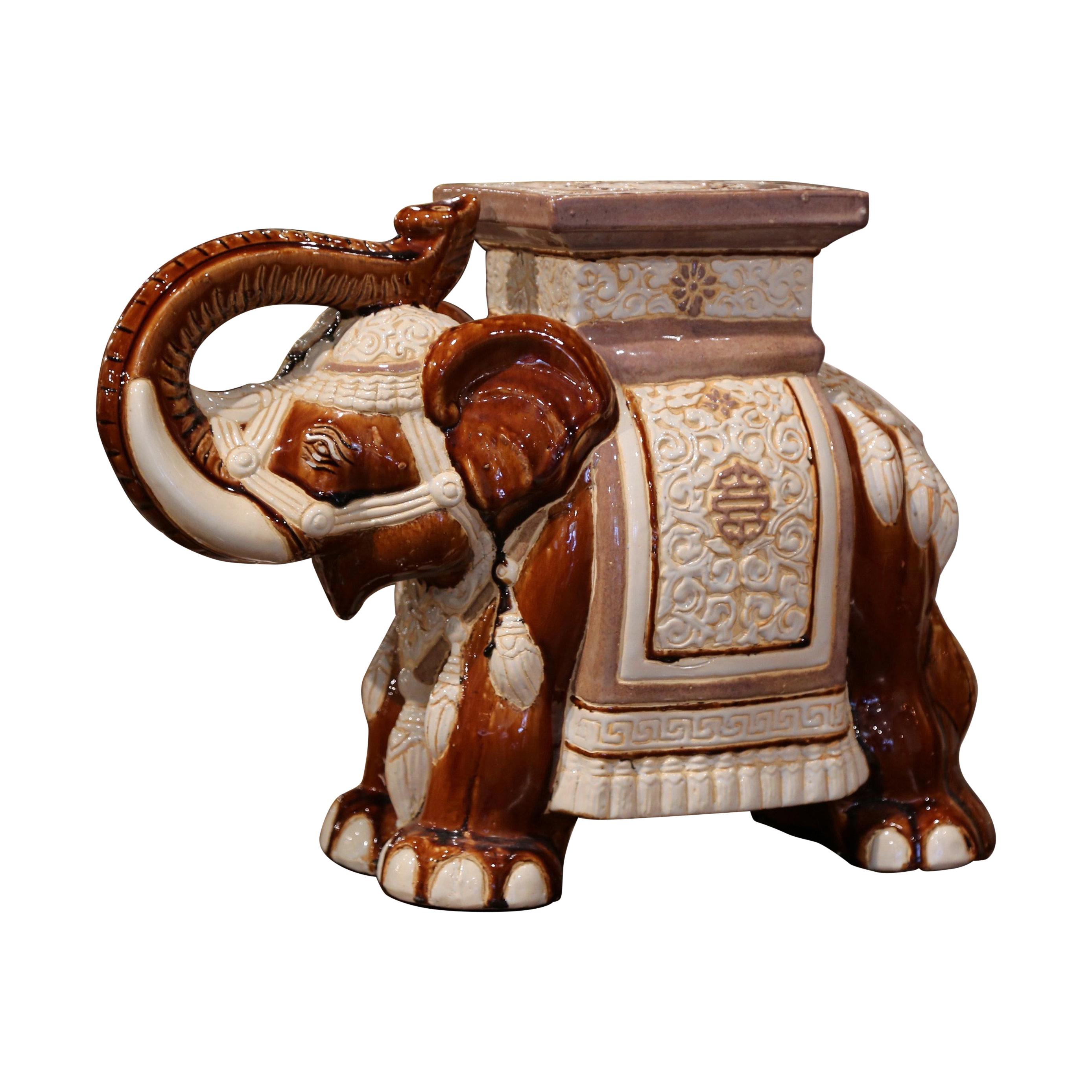 Siège de jardin en faïence peint à la main en forme d'éléphant:: milieu du XXe siècle