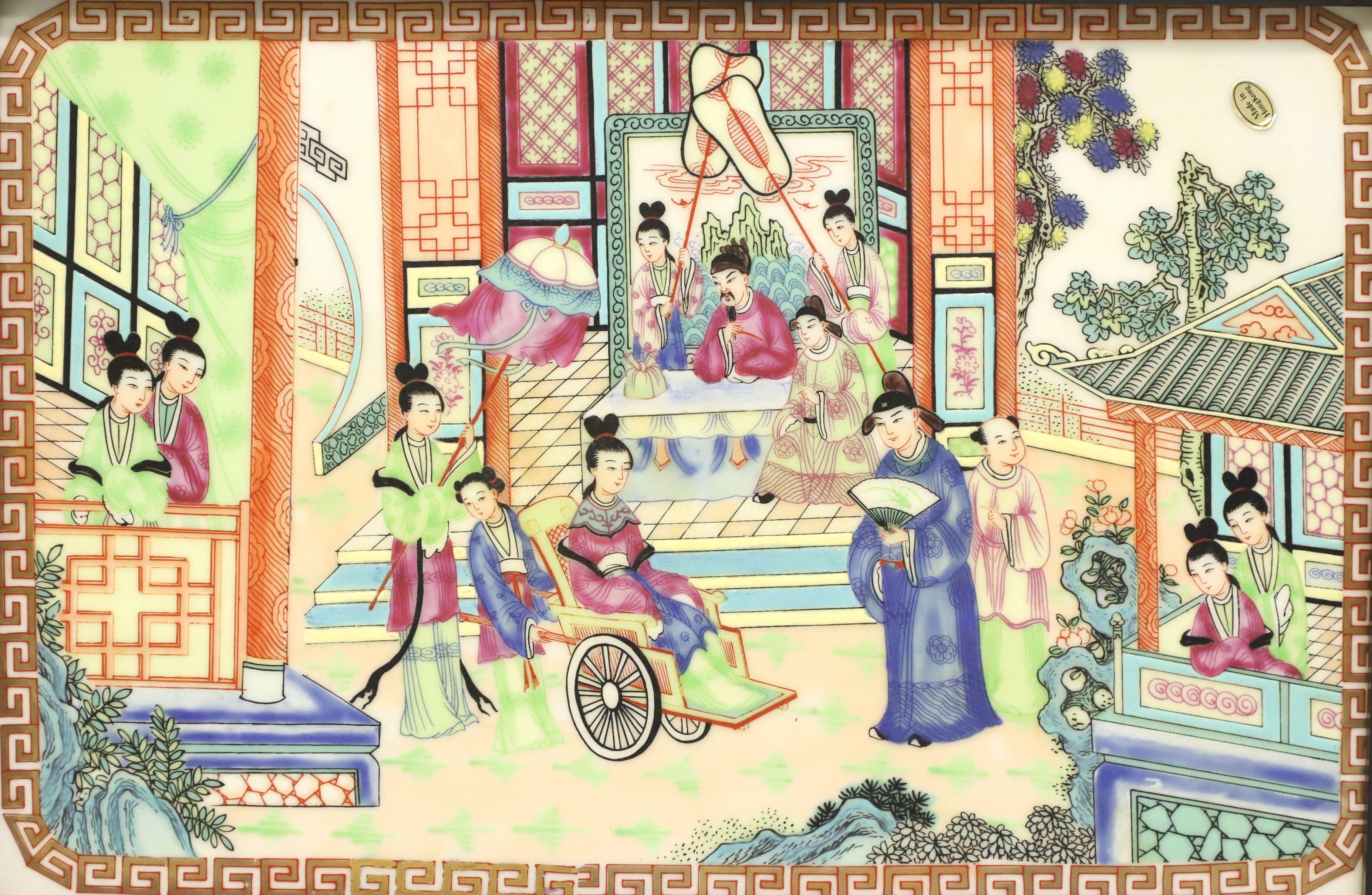 Paire de carreaux de porcelaine de style asiatique japonais encadrés, sans marque. Porcelaine fine, peinte à la main d'une scène multicolore d'un village japonais, présentée dans des cadres en bois peints en noir avec des cintres en laiton de style