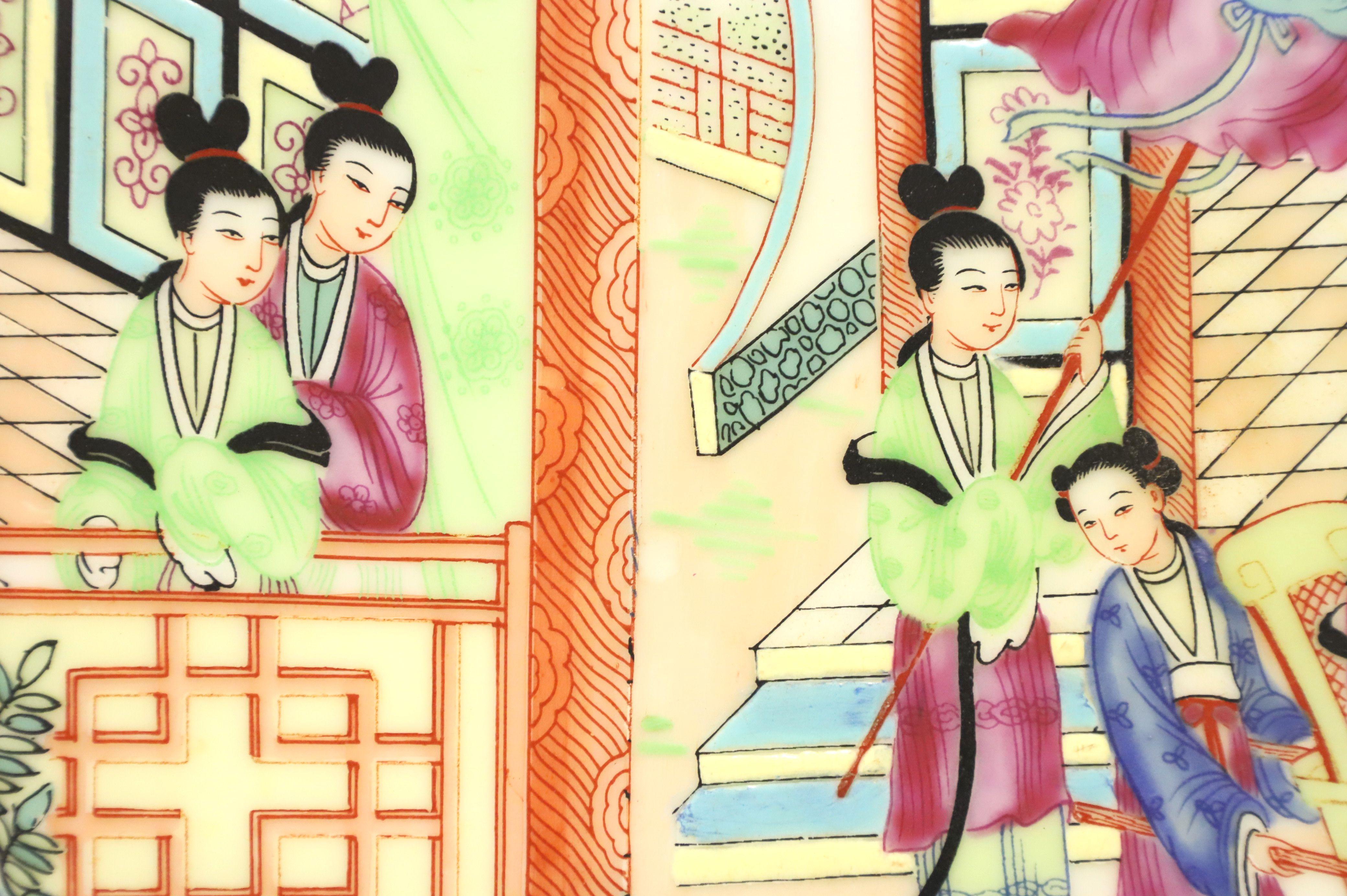Anglo-japonais Art mural japonais encadré en porcelaine peinte à la main du milieu du 20e siècle - Paire