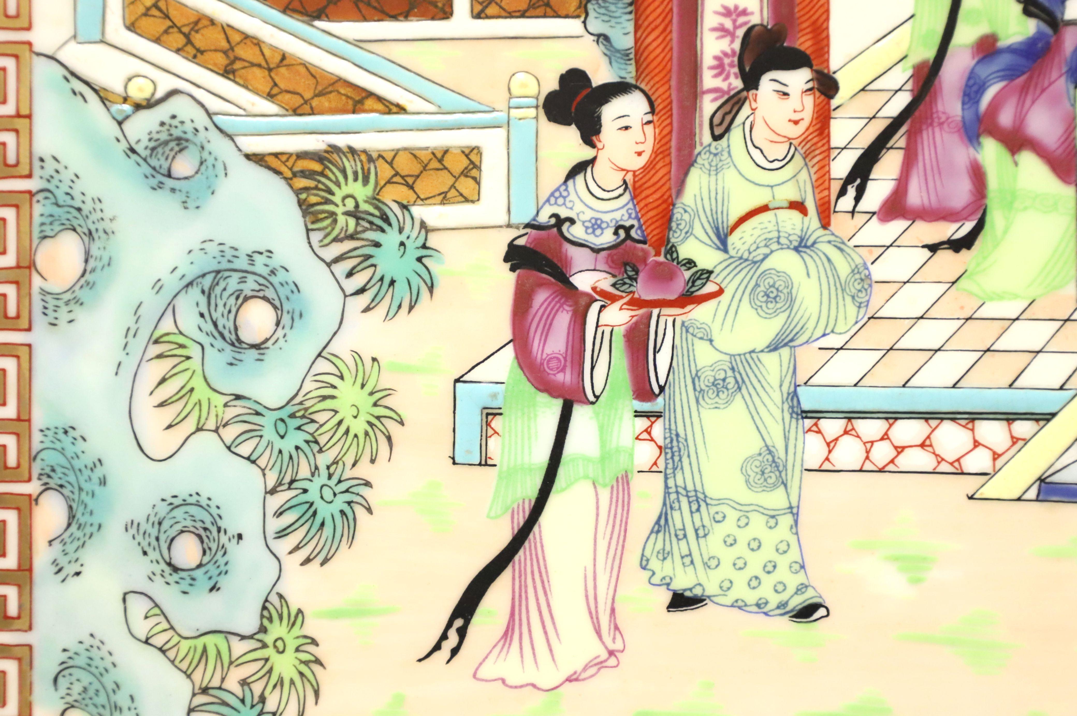 Art mural japonais encadré en porcelaine peinte à la main du milieu du 20e siècle - Paire 1