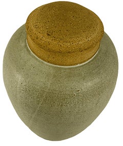 Jarra con tapa de barro torneado a mano de mediados del siglo XX con acabado esmaltado en lava