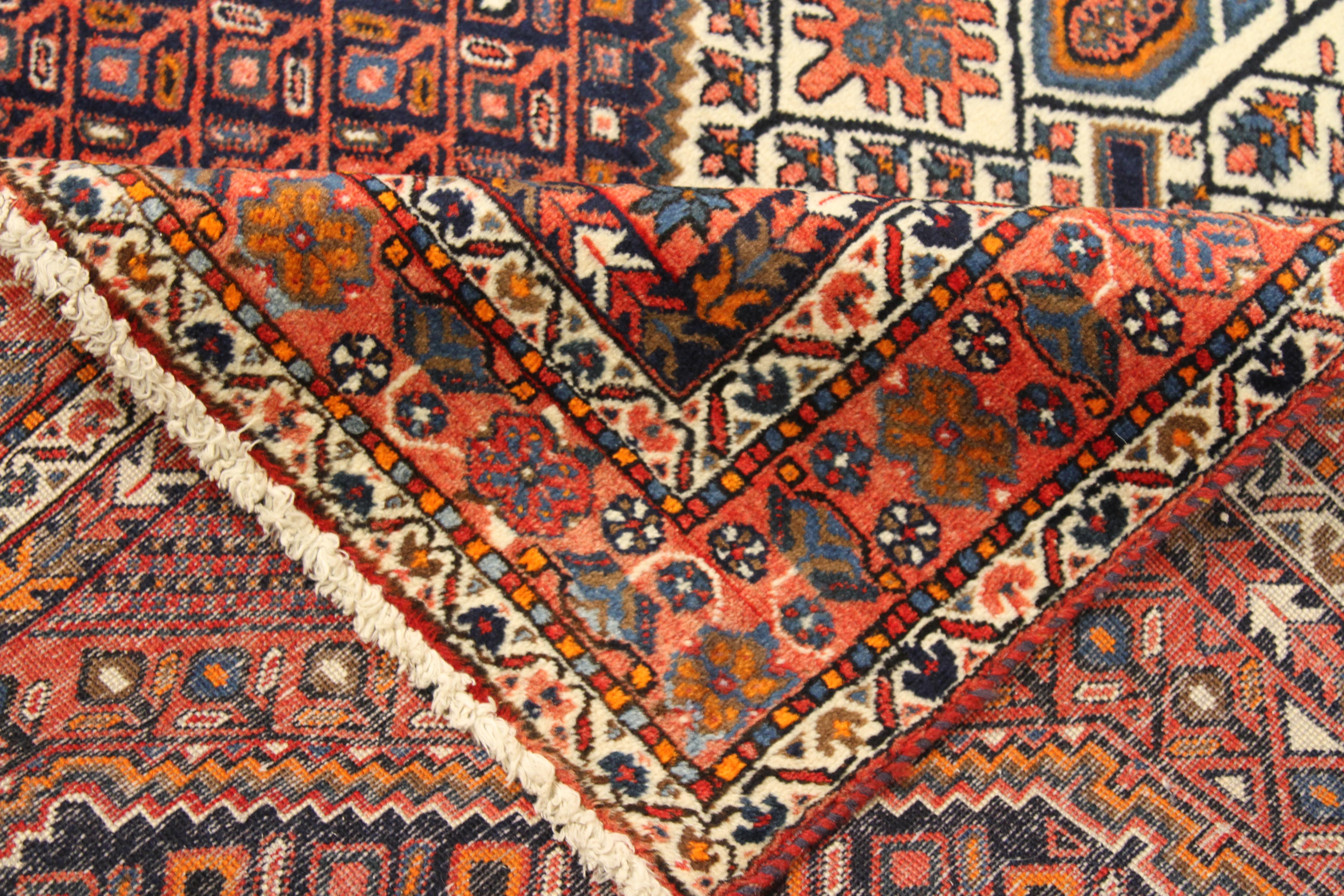 Mid-20th Century Hand-Woven Persian Accent Rug Sirjan Design In Excellent Condition For Sale In Dallas, TX