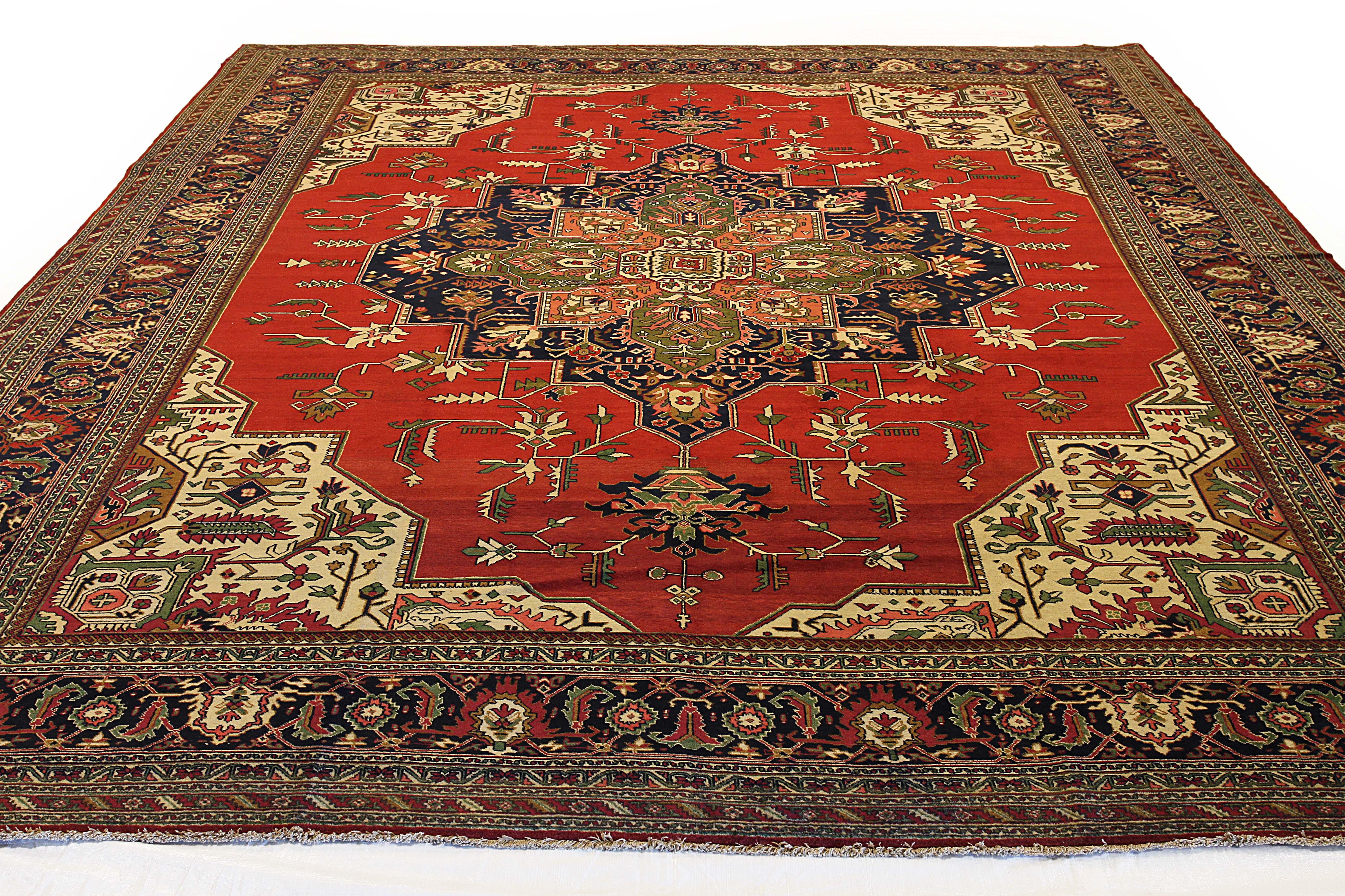 Handgewebter Perserteppich aus der Mitte des 20. Jahrhunderts aus feiner Wolle und natürlichen Pflanzenfarben, die für Menschen und Haustiere unbedenklich sind. Es handelt sich um eine traditionelle Tabriz-Weberei mit komplizierten botanischen und