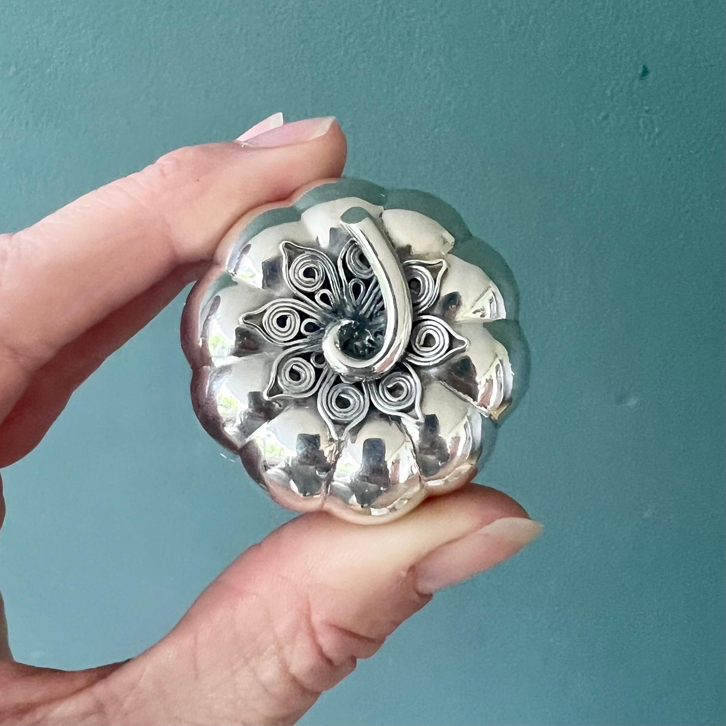 Mid-20th Century Handcrafted Sterling Silver Pumpkin Box with Filigree Lid In Good Condition For Sale In Rotterdam, NL