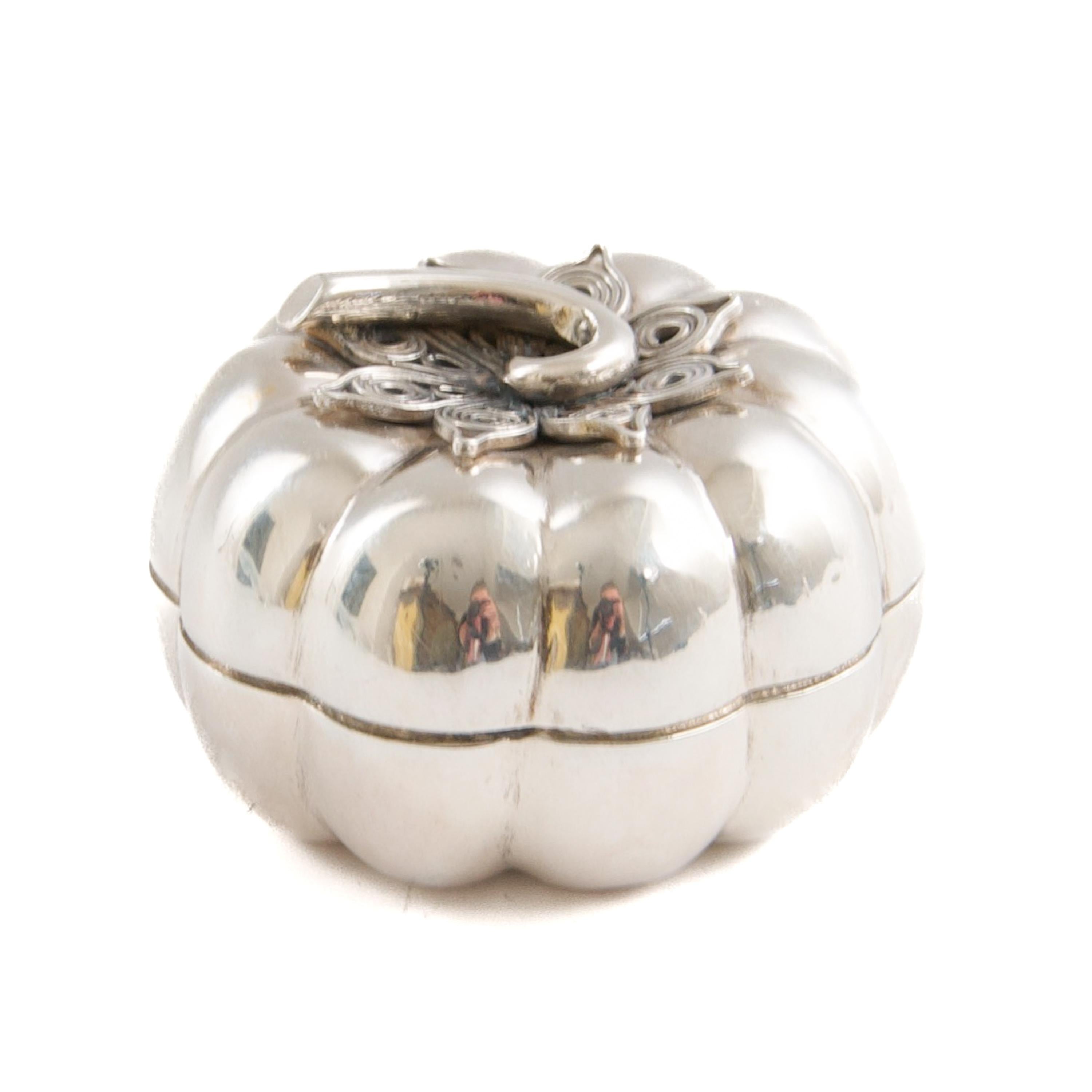 Women's or Men's Mid-20th Century Handcrafted Sterling Silver Pumpkin Box with Filigree Lid For Sale