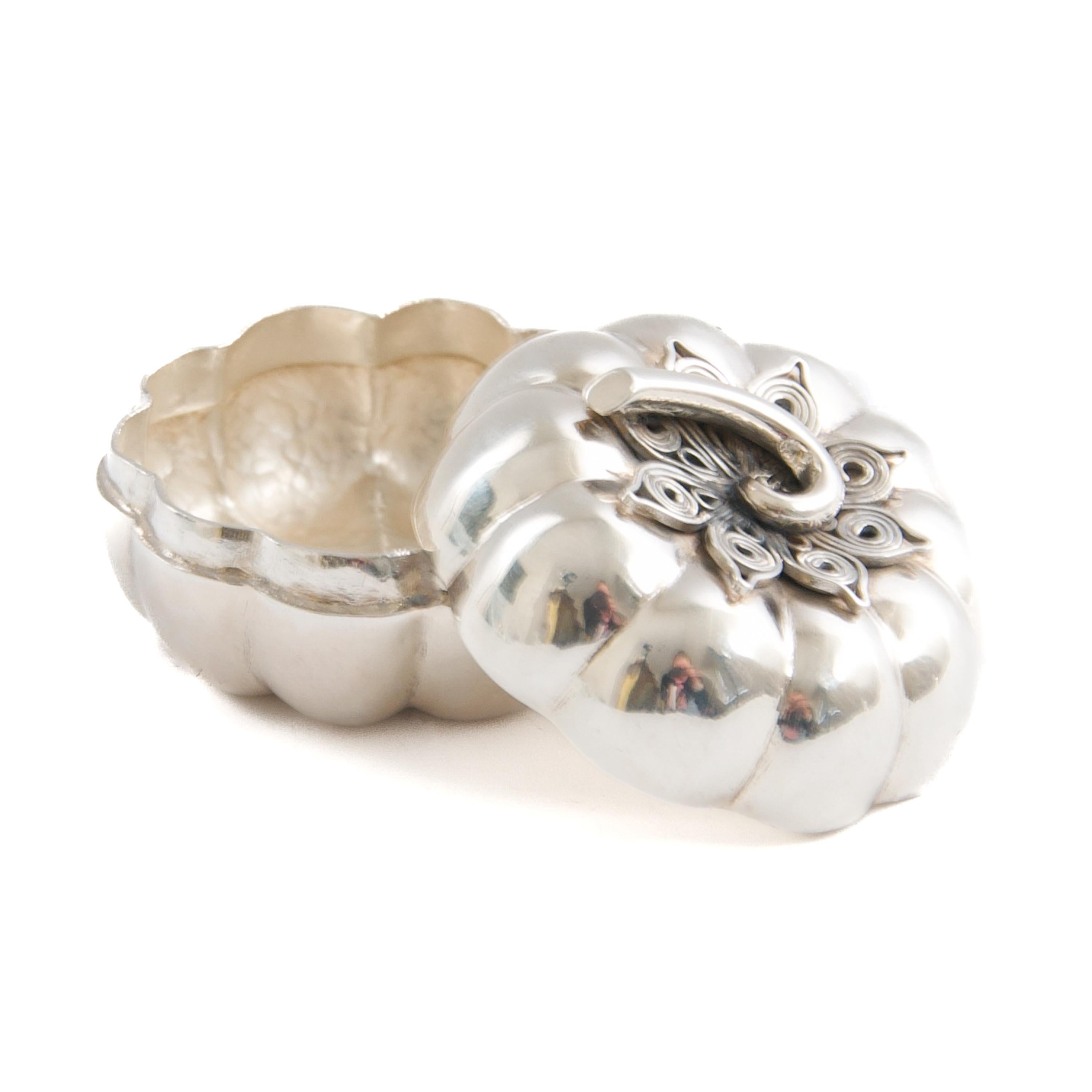 Mid-20th Century Handcrafted Sterling Silver Pumpkin Box with Filigree Lid For Sale 1