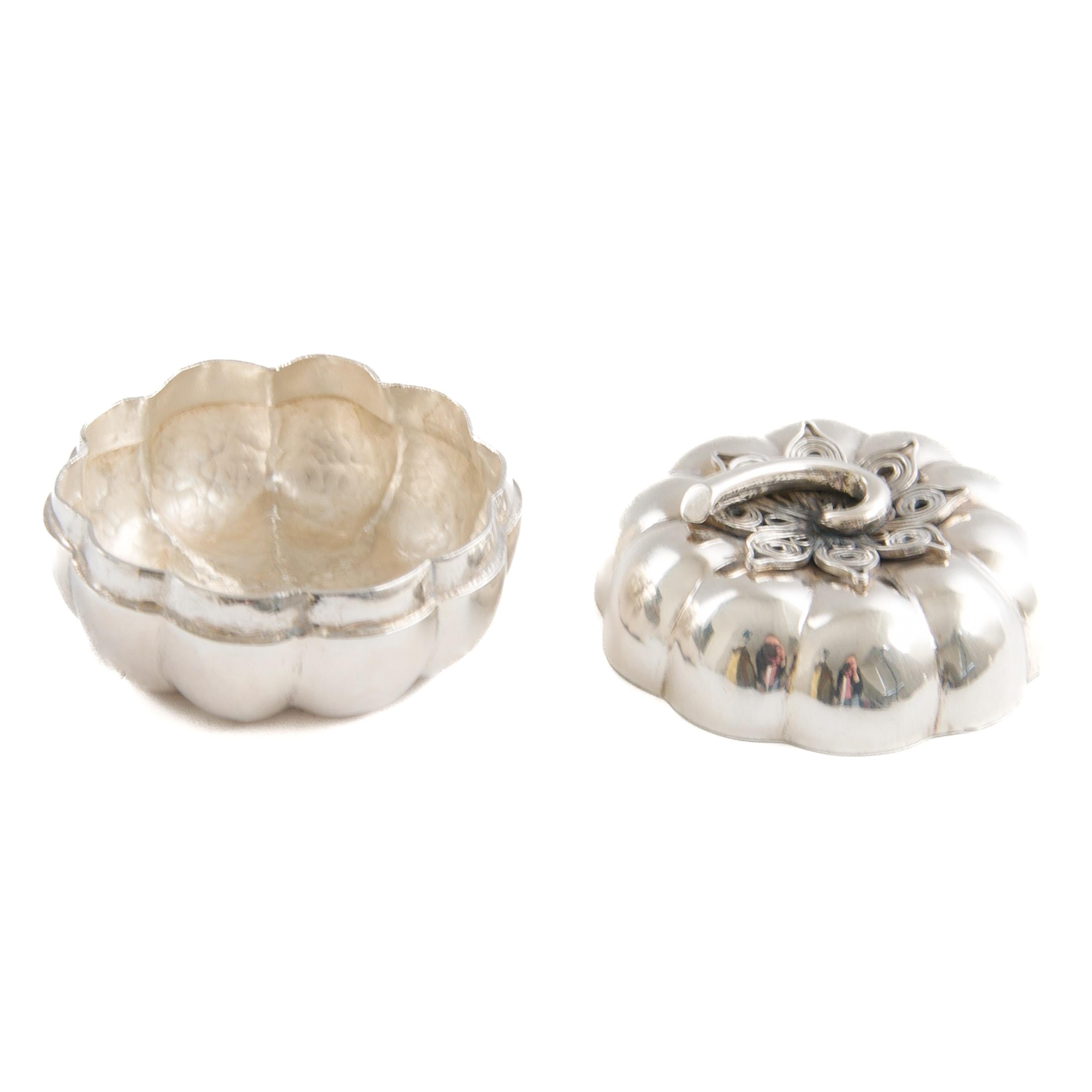 Mid-20th Century Handcrafted Sterling Silver Pumpkin Box with Filigree Lid For Sale 2