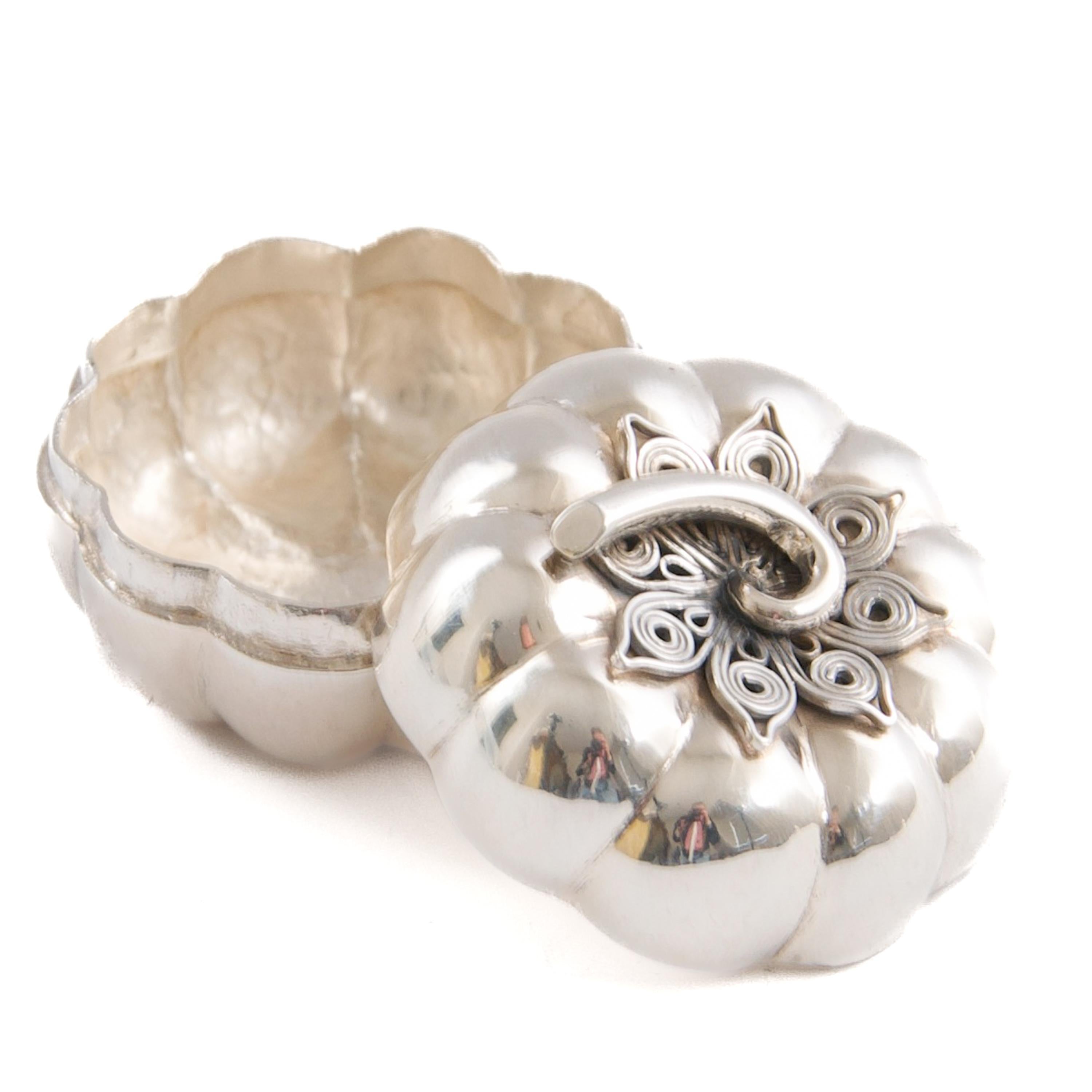 Mid-20th Century Handcrafted Sterling Silver Pumpkin Box with Filigree Lid For Sale 3