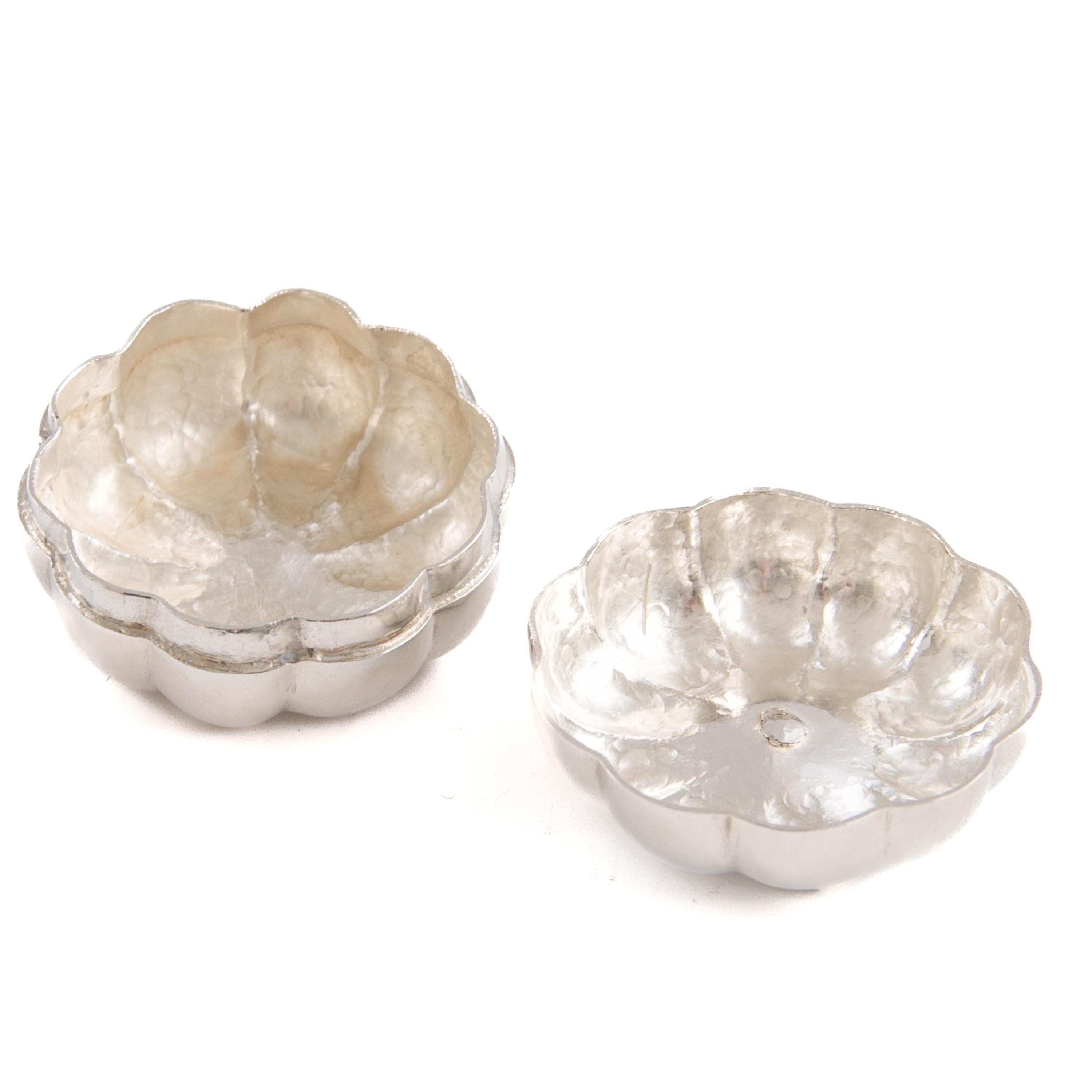 Mid-20th Century Handcrafted Sterling Silver Pumpkin Box with Filigree Lid For Sale 4