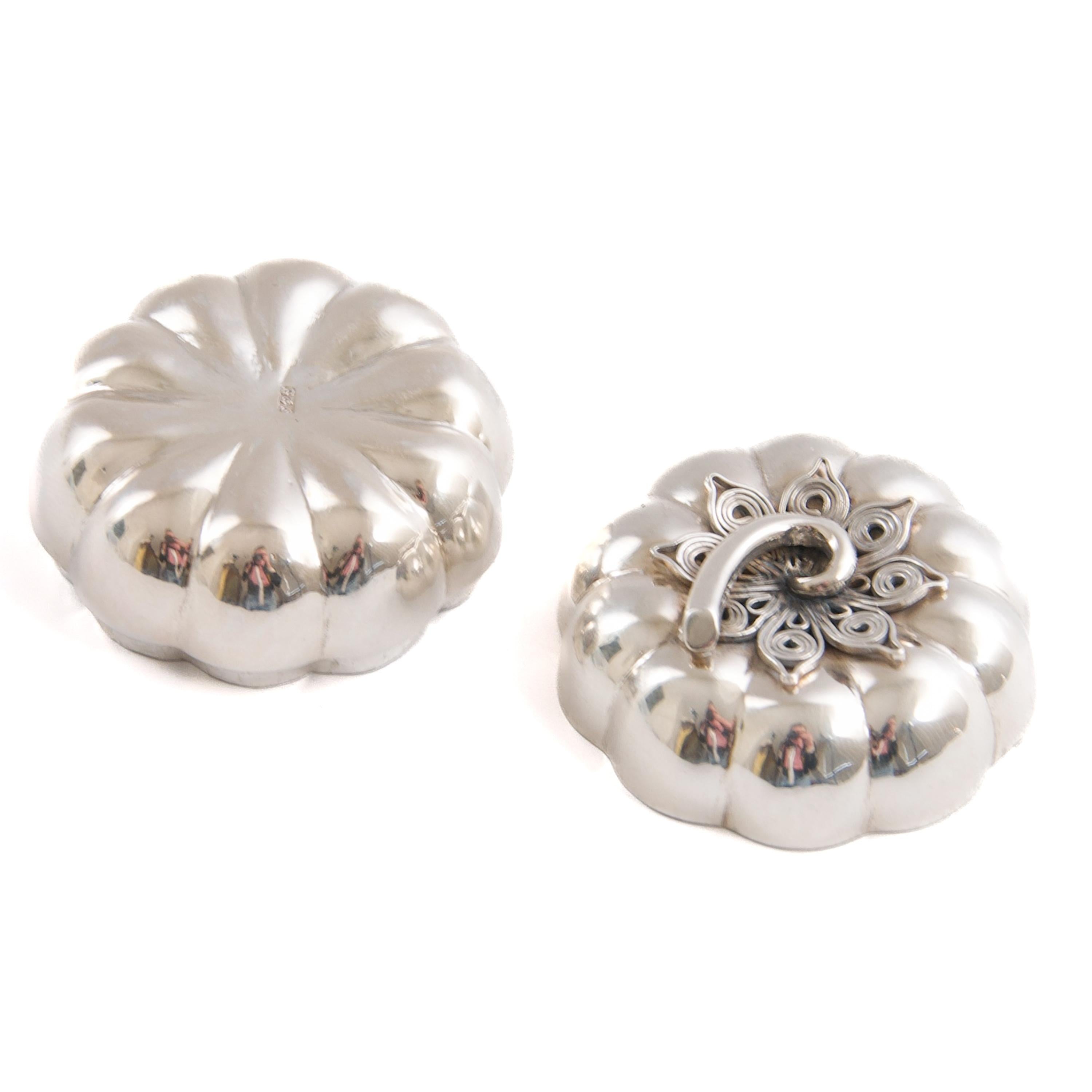 Mid-20th Century Handcrafted Sterling Silver Pumpkin Box with Filigree Lid For Sale 5