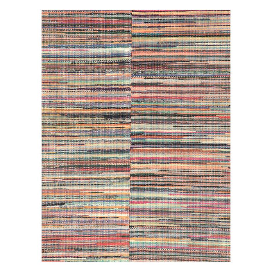Una alfombra de trapo popular americana vintage en formato de alfombra de acento hecha a mano a mediados del siglo XX.

Medidas: 5' 10