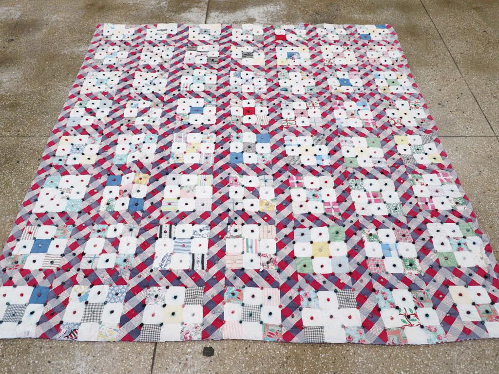 Ein alter amerikanischer quadratischer Quilt, der Mitte des 20. Jahrhunderts handgefertigt wurde.

Maße: 6' 1