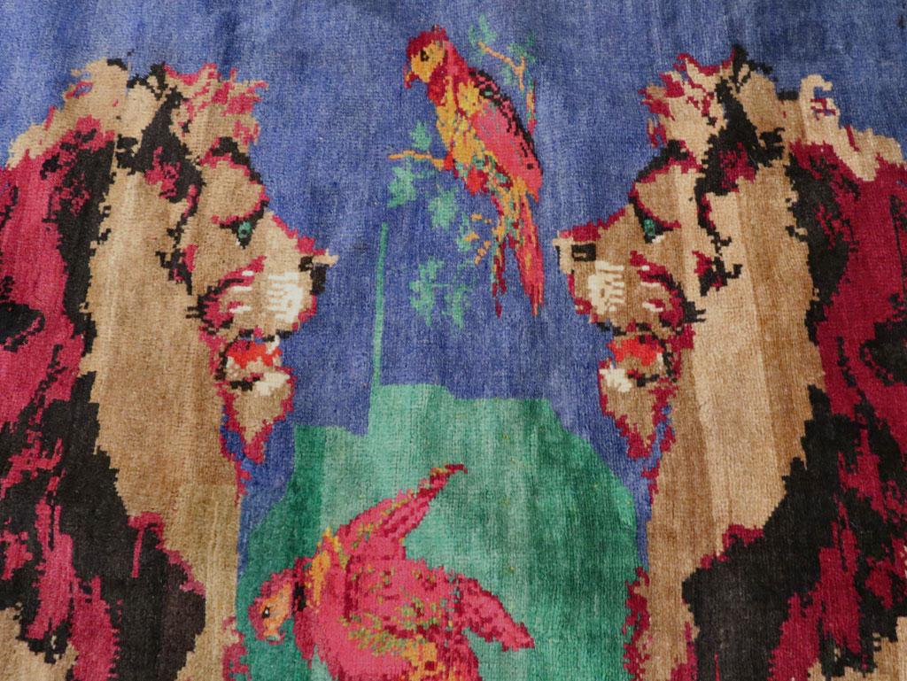 Handgefertigter kaukasischer Karabagh-Teppich mit malerischem Löwenmotiv aus der Mitte des 20. Jahrhunderts (Handgeknüpft) im Angebot