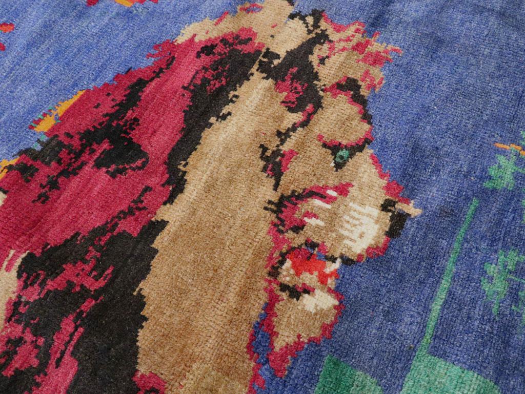 Handgefertigter kaukasischer Karabagh-Teppich mit malerischem Löwenmotiv aus der Mitte des 20. Jahrhunderts im Zustand „Hervorragend“ im Angebot in New York, NY