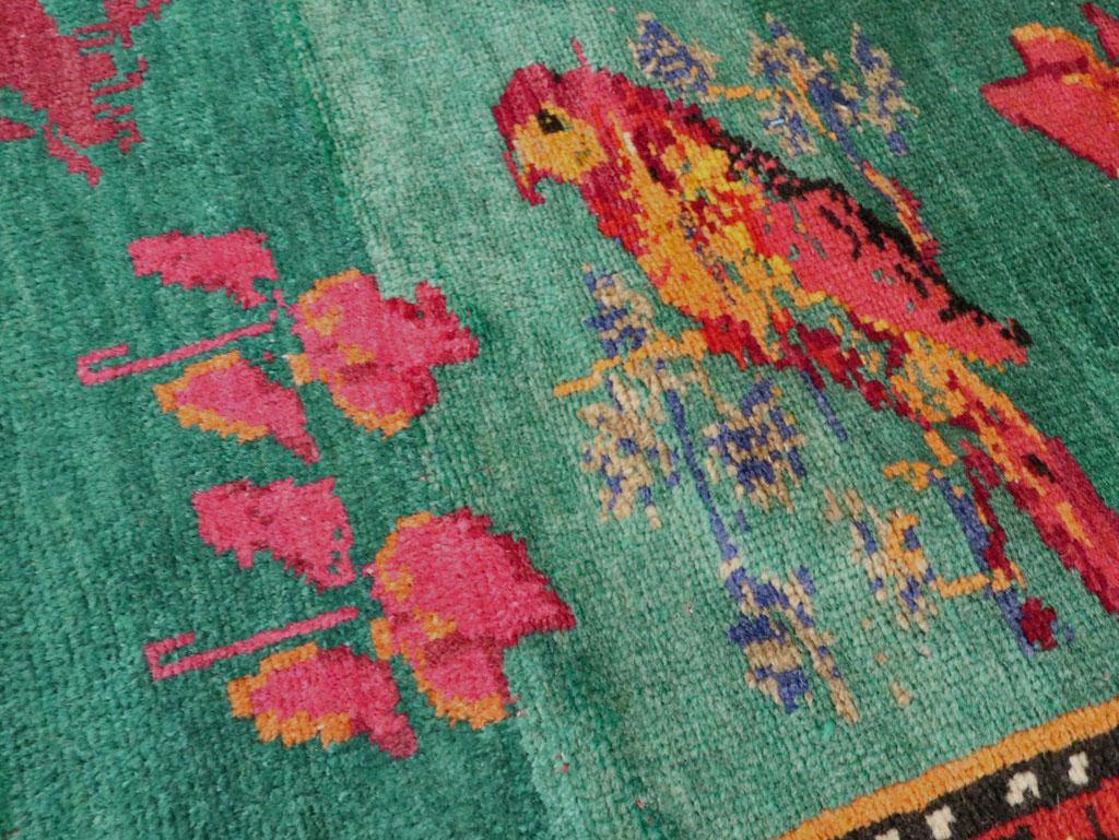 Handgefertigter kaukasischer Karabagh-Teppich mit malerischem Löwenmotiv aus der Mitte des 20. Jahrhunderts im Angebot 1