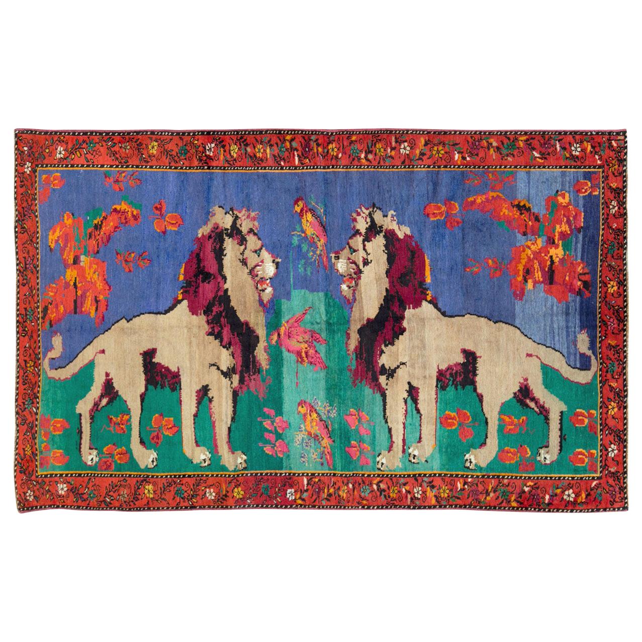 Handgefertigter kaukasischer Karabagh-Teppich mit malerischem Löwenmotiv aus der Mitte des 20. Jahrhunderts im Angebot