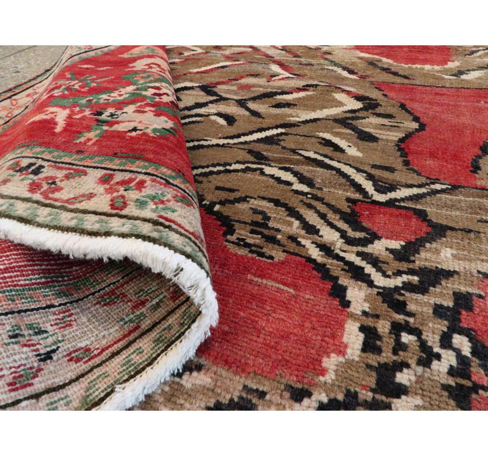 Tapis caucasien du milieu du 20e siècle fait à la main en Karabagh avec motif de tigre graphique Bon état - En vente à New York, NY